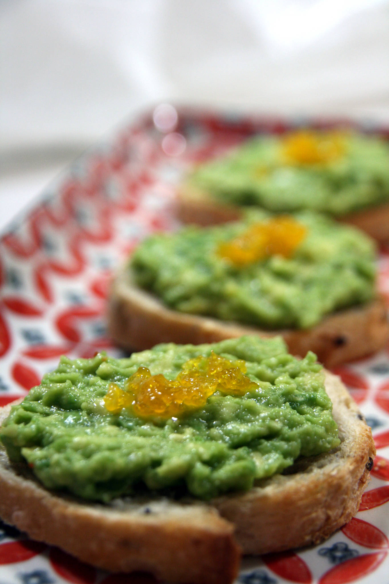 Tartine d'avocat, jaune d'oeuf confit au sel