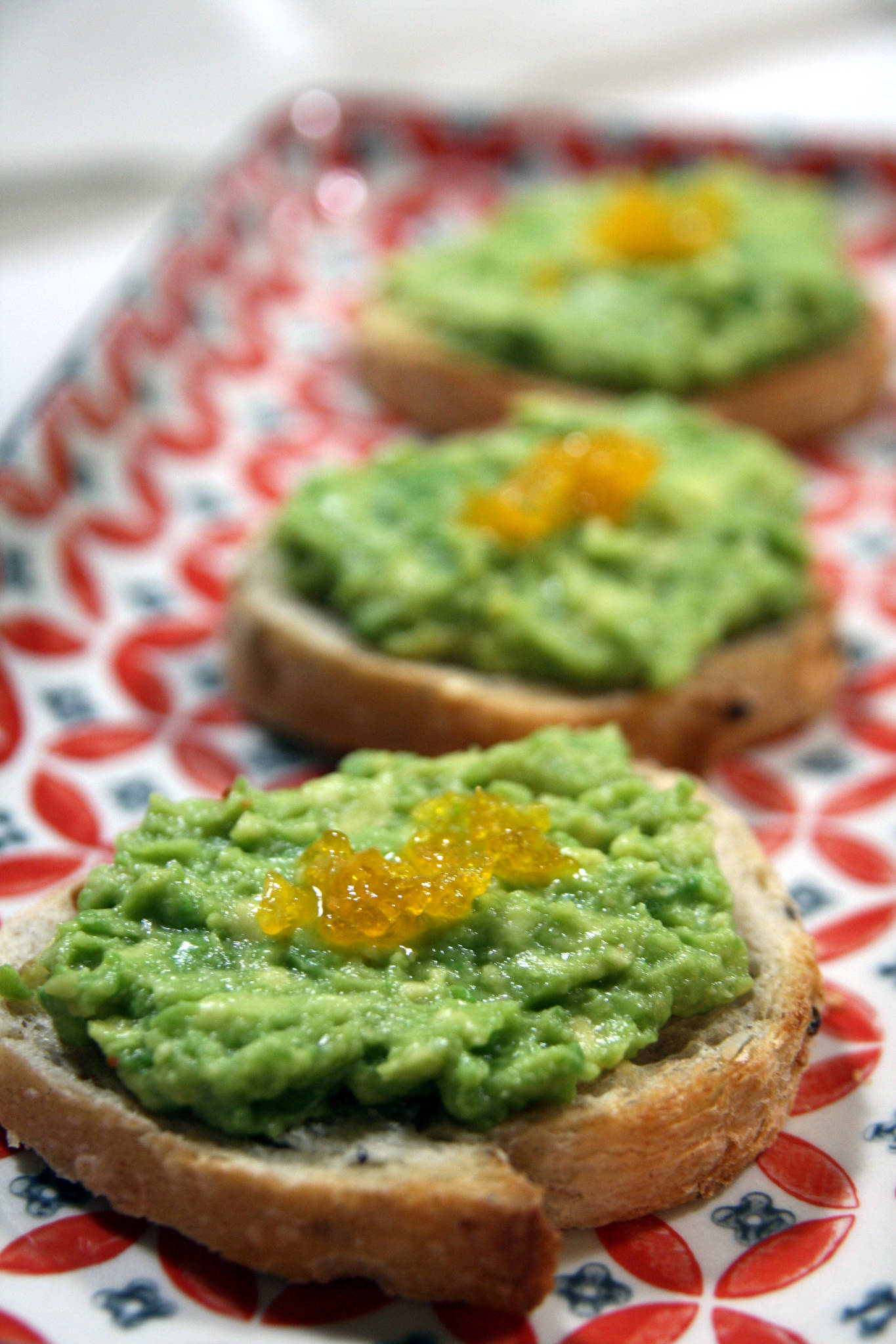 Tartine d'avocat, jaune d'oeuf confit au sel