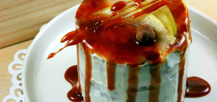 Gâteau de Savoie comme un layer cake, caramel, poire et noisette