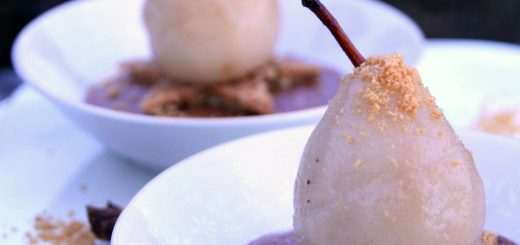 Poire pochée aux épices, mousse au chocolat et tonka, croustillant spéculoos et noix de pécan