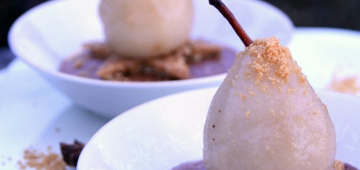 Poire pochée aux épices, mousse au chocolat et tonka, croustillant spéculoos et noix de pécan