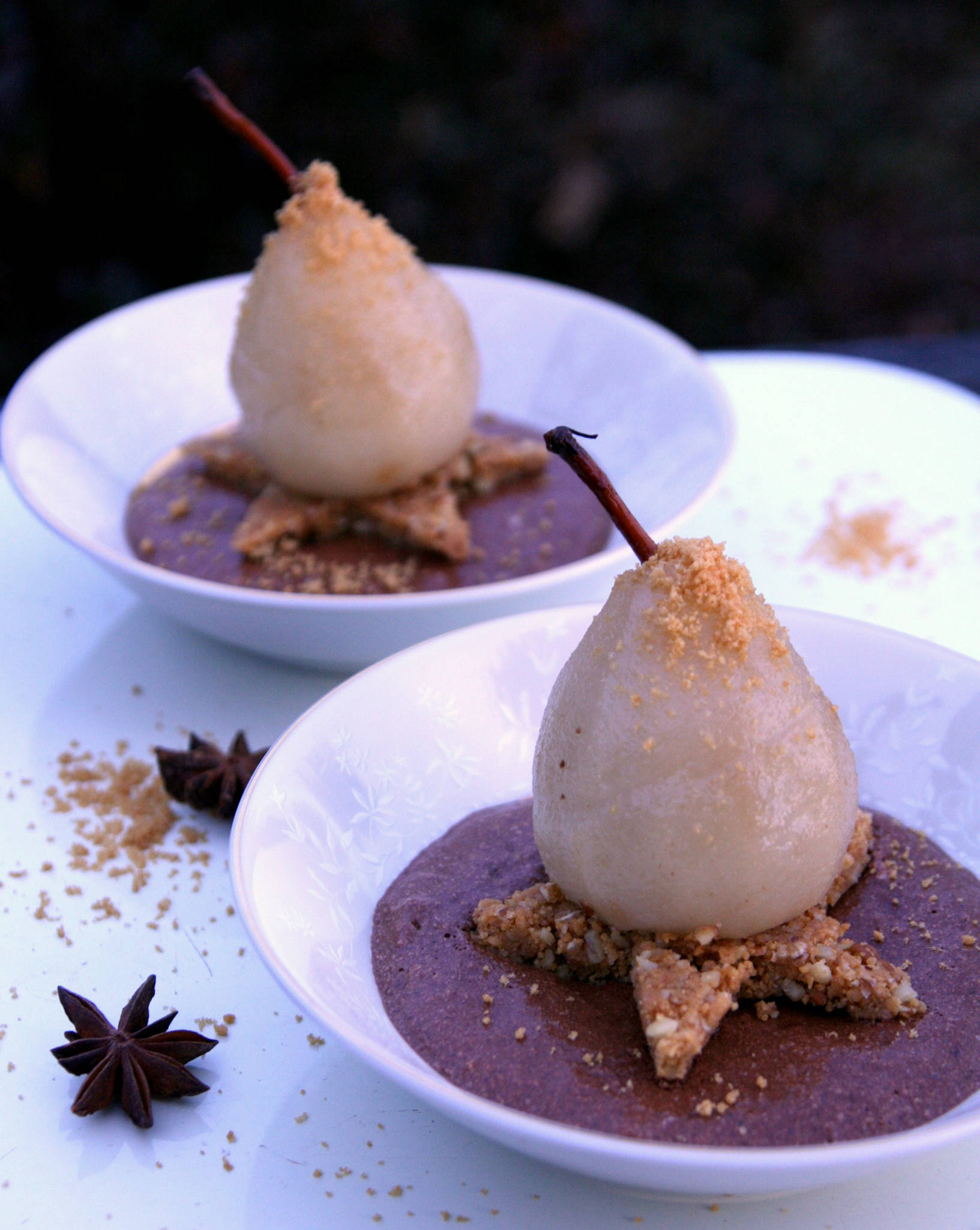 Poire pochée aux épices, mousse au chocolat et tonka, croustillant spéculoos et noix de pécan