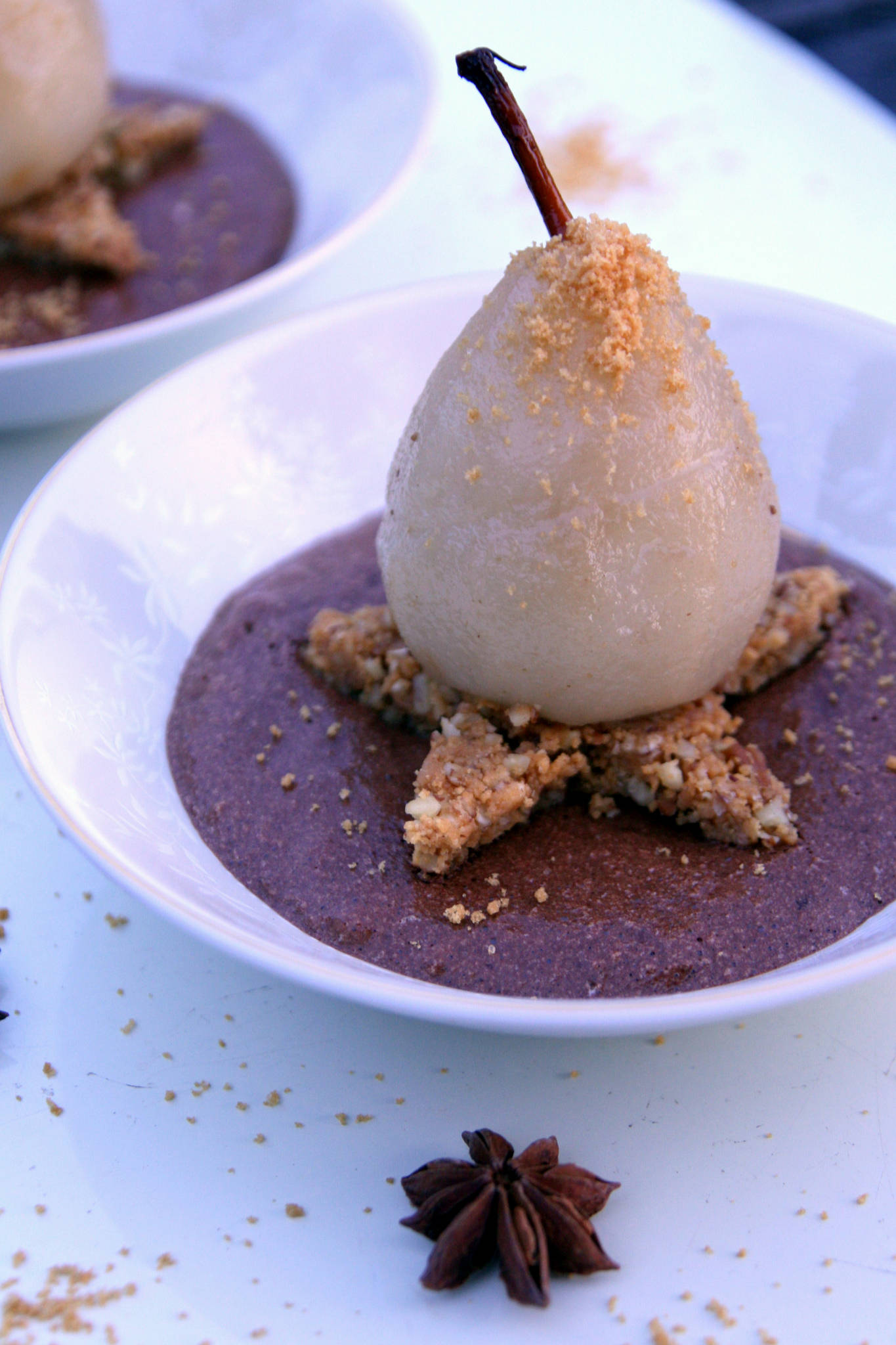 Poire pochée aux épices, mousse au chocolat et tonka, croustillant spéculoos et noix de pécan