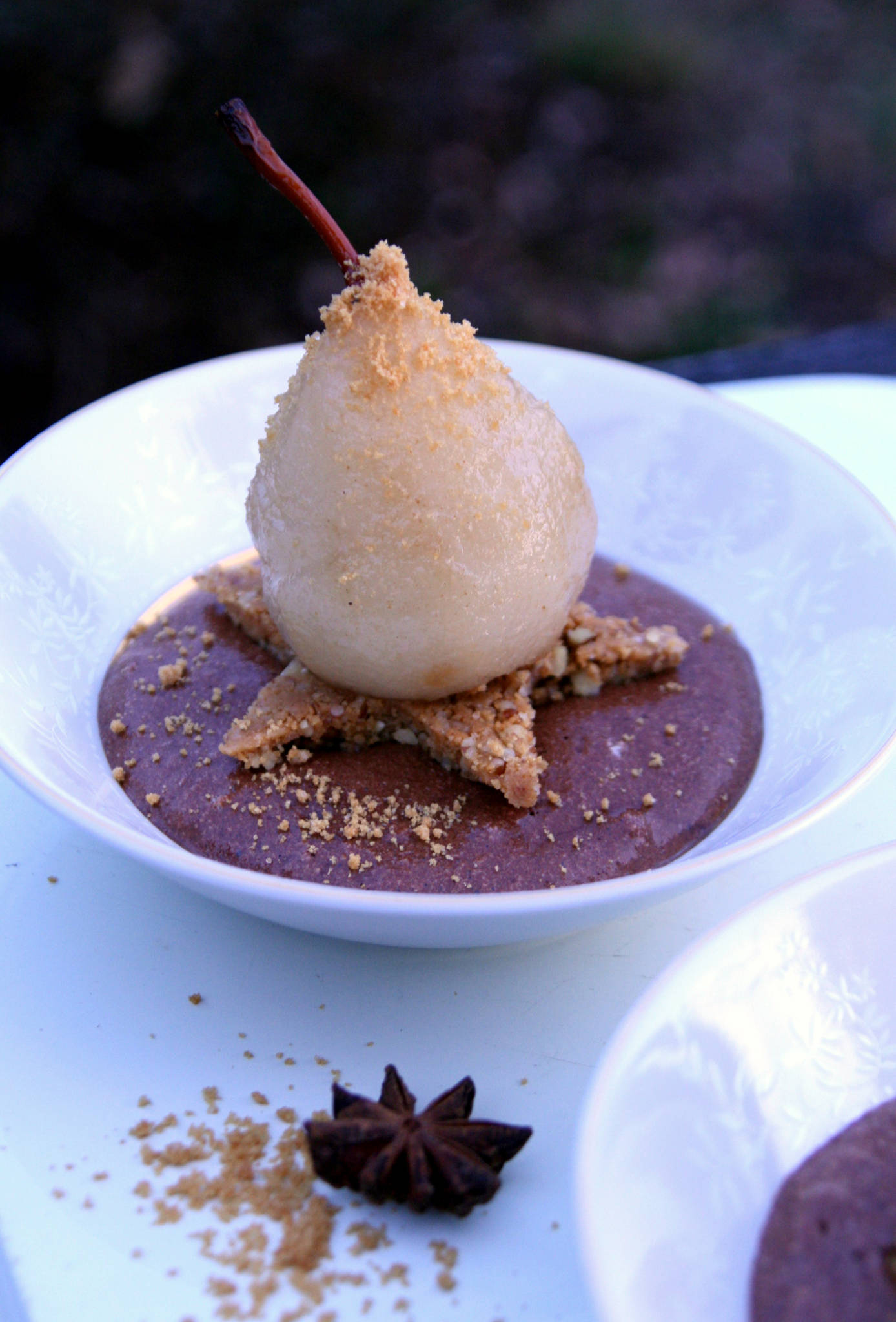 Poire pochée aux épices, mousse au chocolat et tonka, croustillant spéculoos et noix de pécan