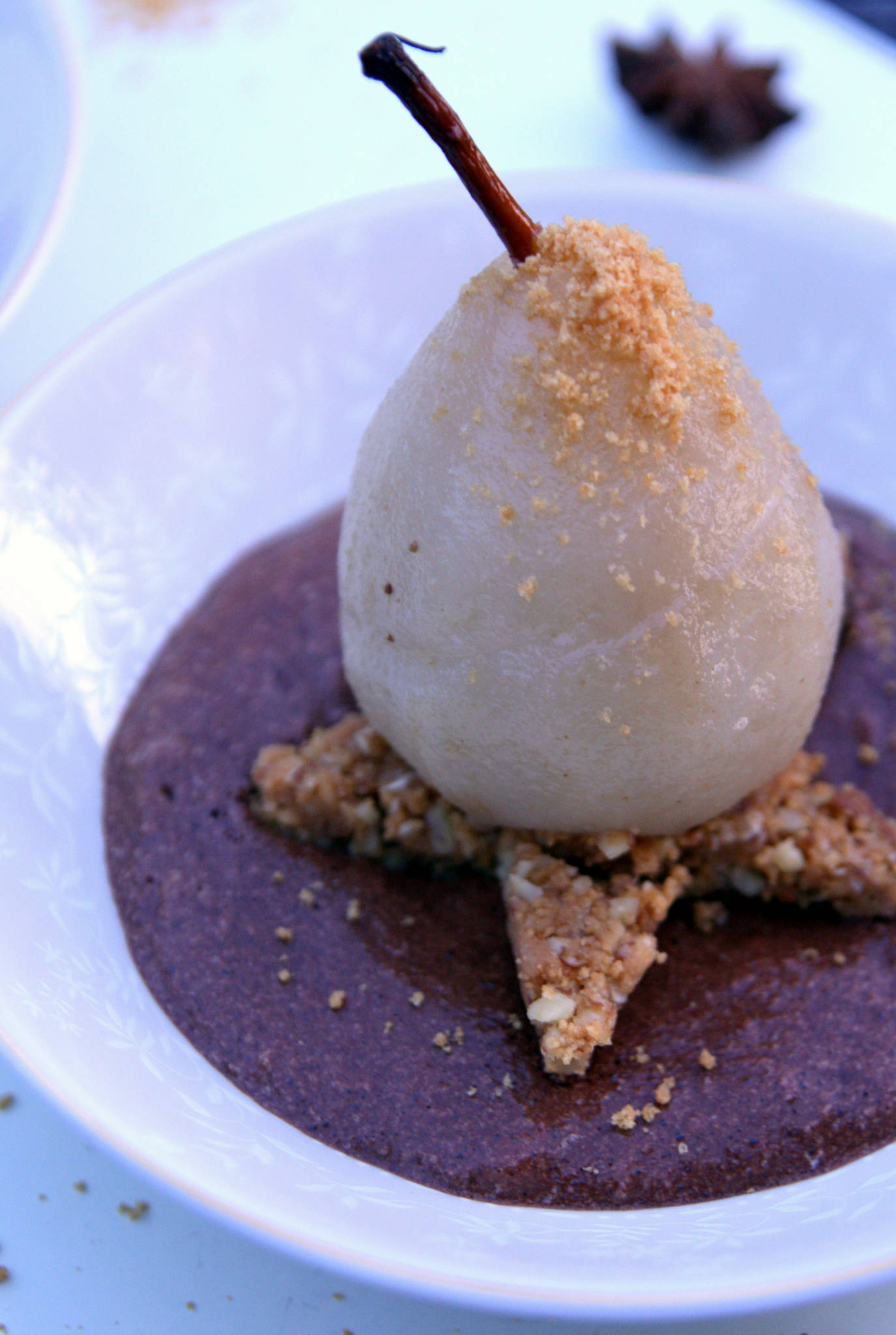 Poire pochée aux épices, mousse au chocolat et tonka, croustillant spéculoos et noix de pécan