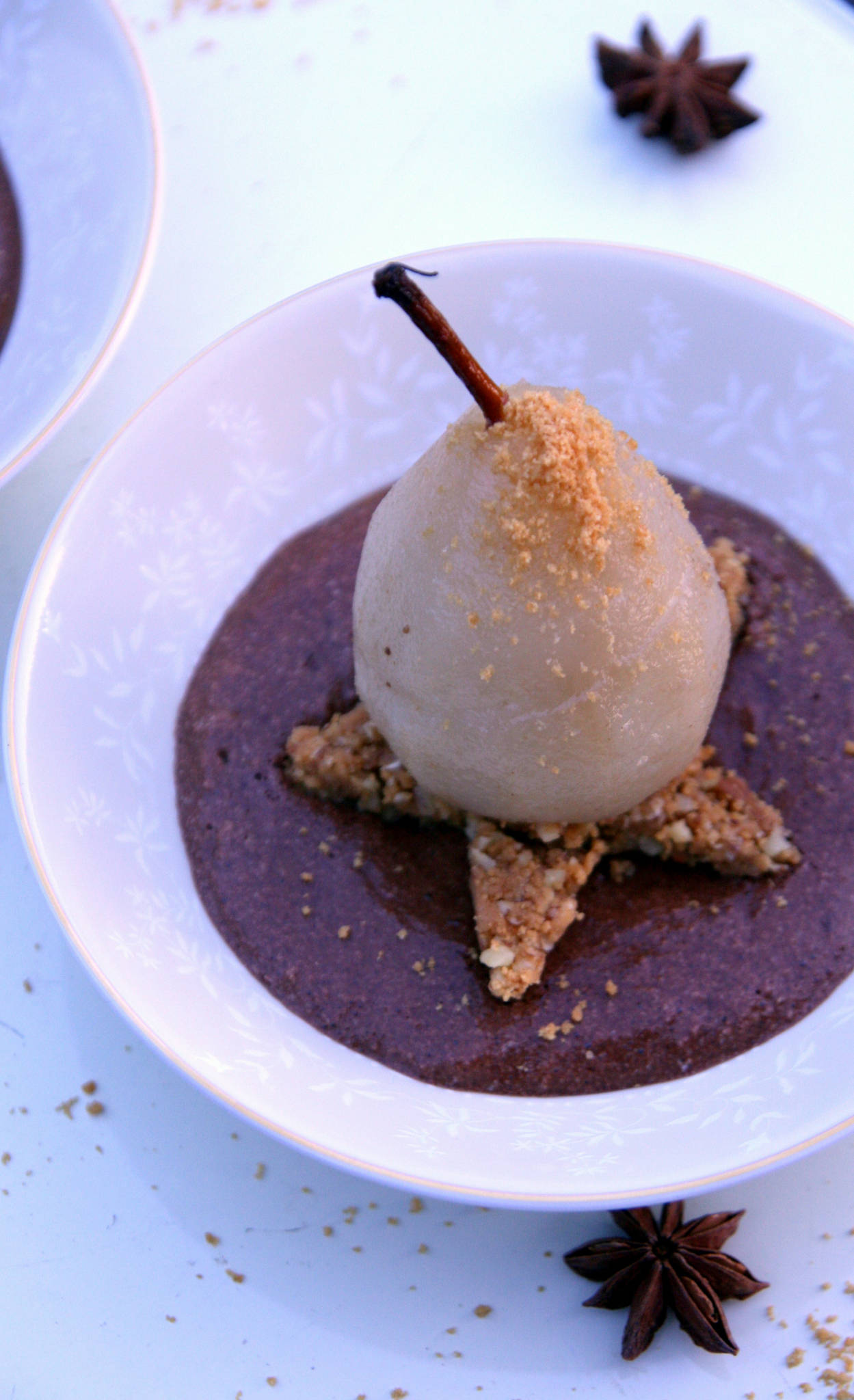 Poire pochée aux épices, mousse au chocolat et tonka, croustillant spéculoos et noix de pécan