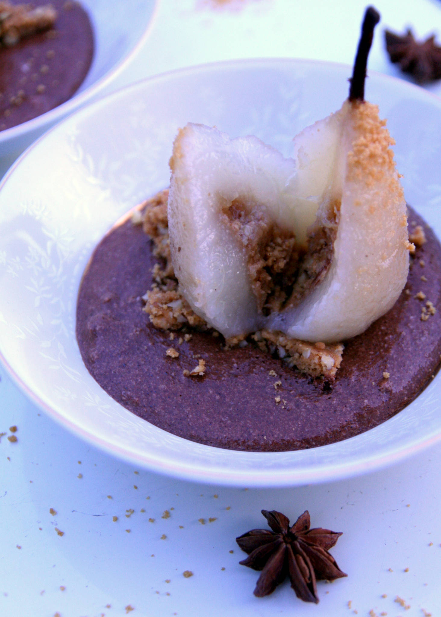 Poire pochée aux épices, mousse au chocolat et tonka, croustillant spéculoos et noix de pécan