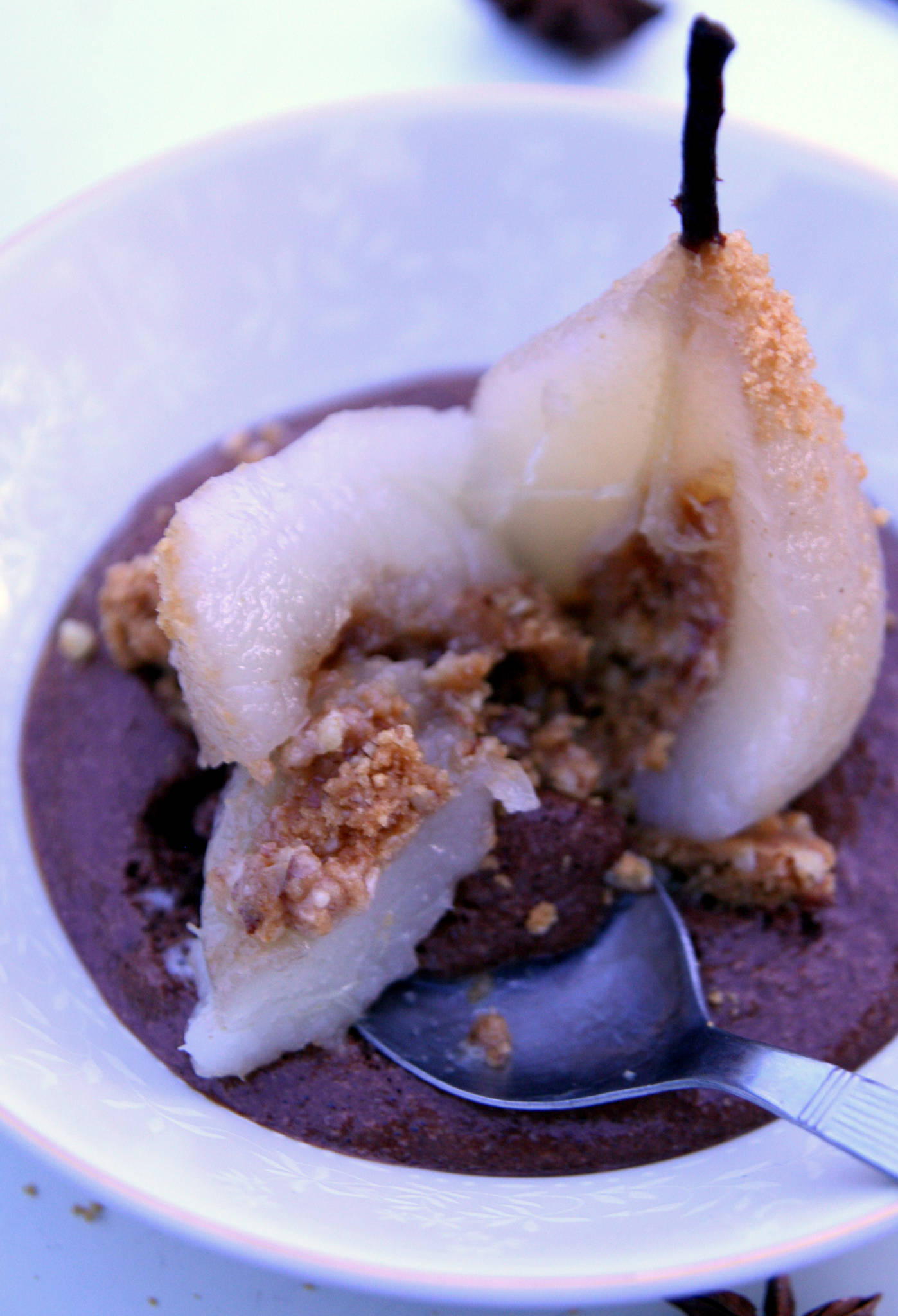 Poire pochée aux épices, mousse au chocolat et tonka, croustillant spéculoos et noix de pécan