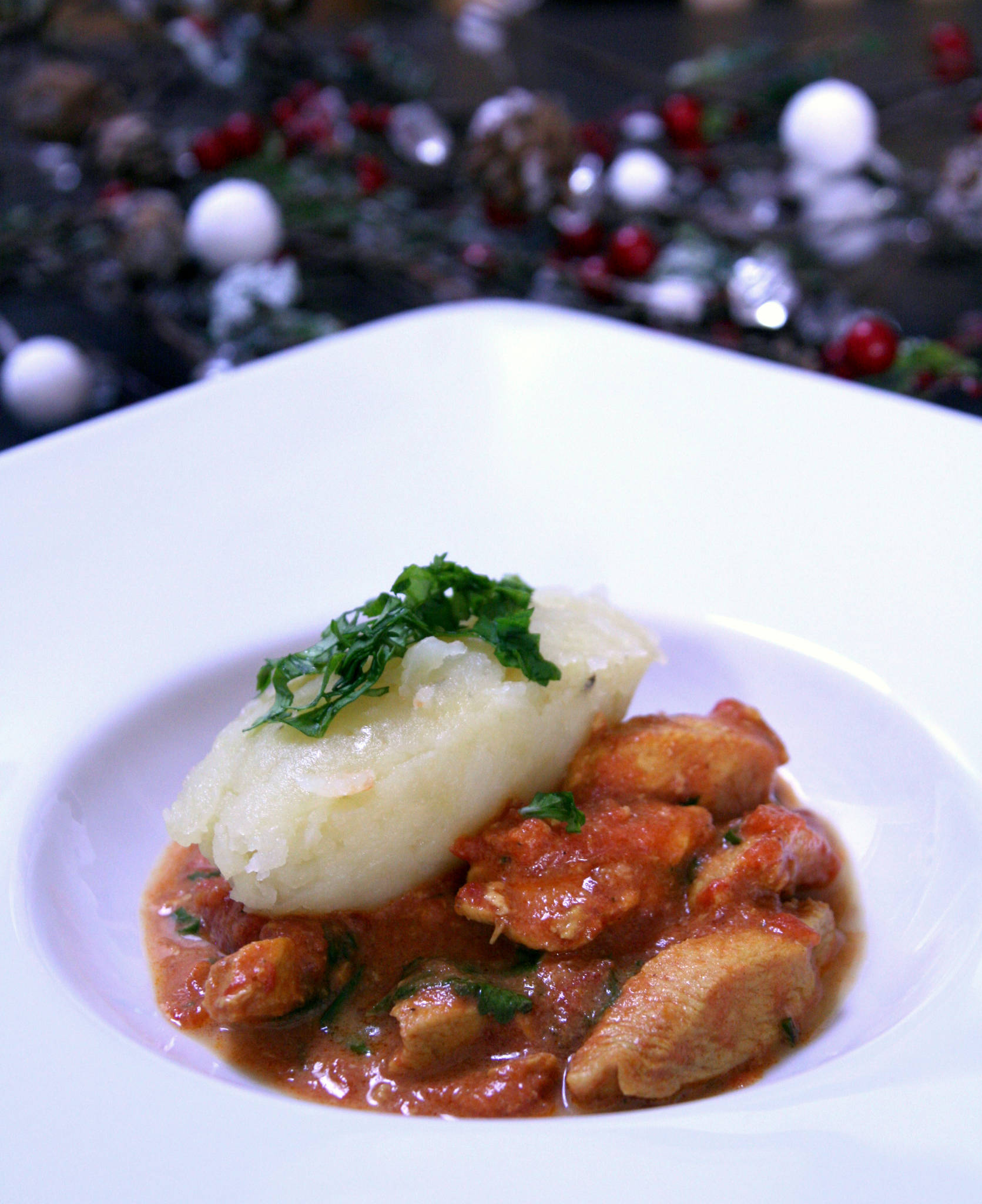 Poulet mariné au curry et à la tomate, écrasée de pommes de terre à la coco