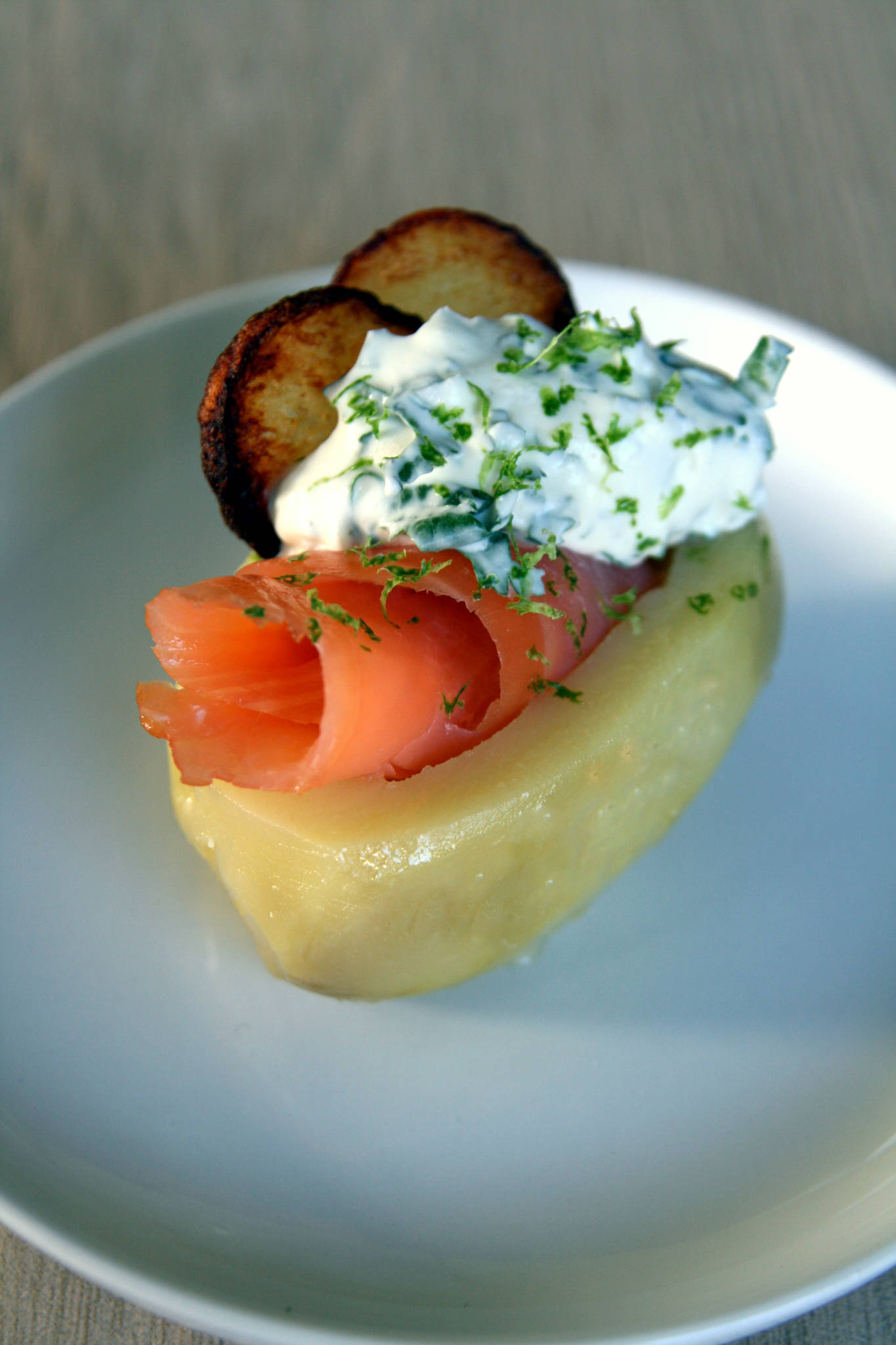 Pomme de terre et saumon fumé, crème de Bresse citronnée à la coriandre