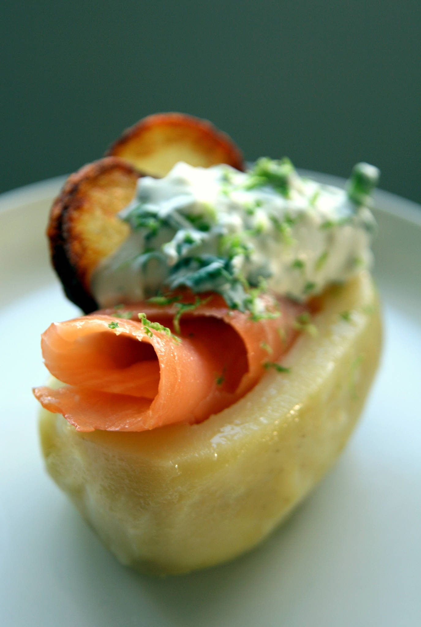 Pomme de terre et saumon fumé, crème de Bresse citronnée à la coriandre