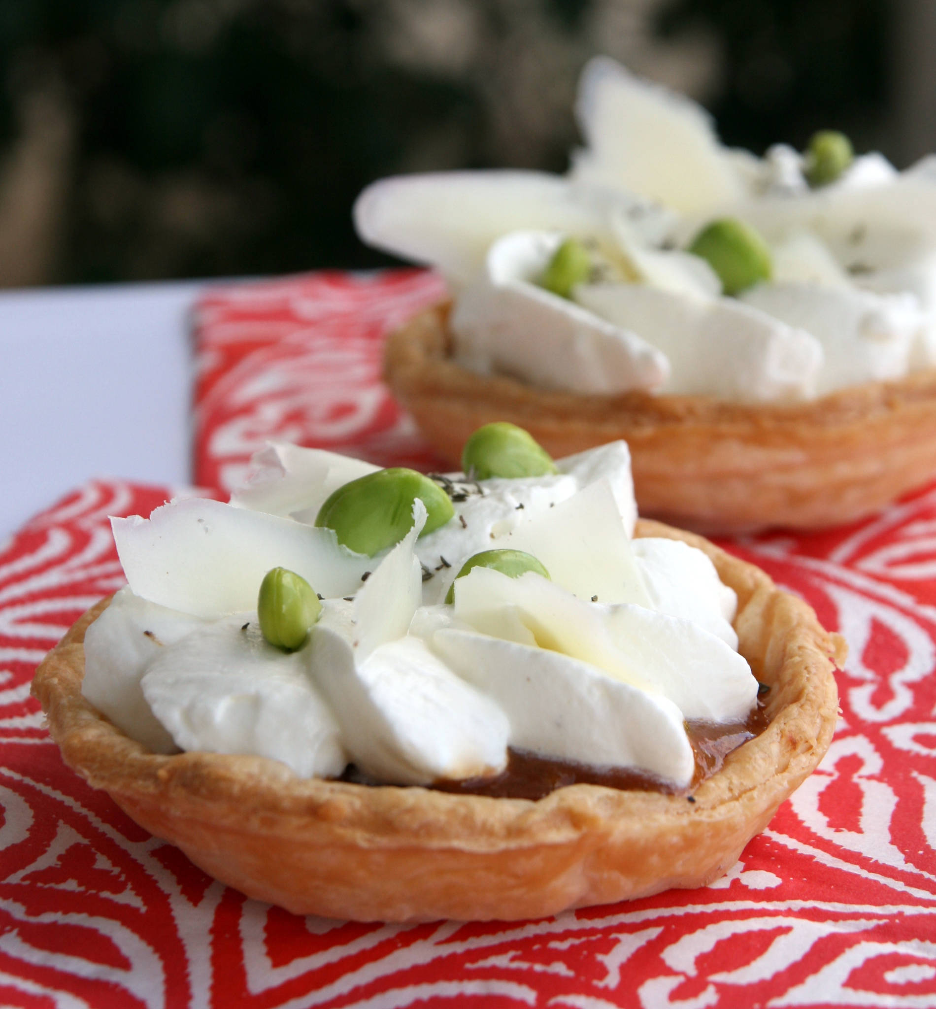 Tartelette brebis aux tomates-cerises confites et fèves