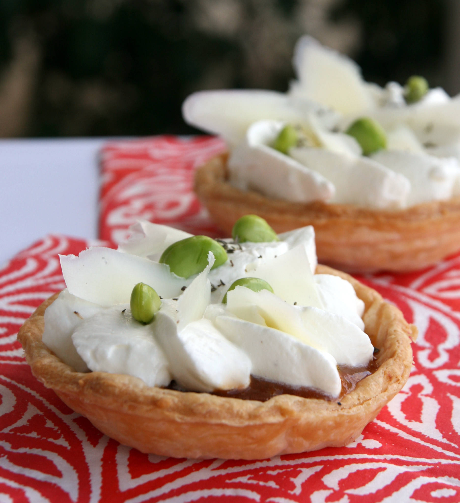 Tartelette brebis aux tomates-cerises confites et fèves