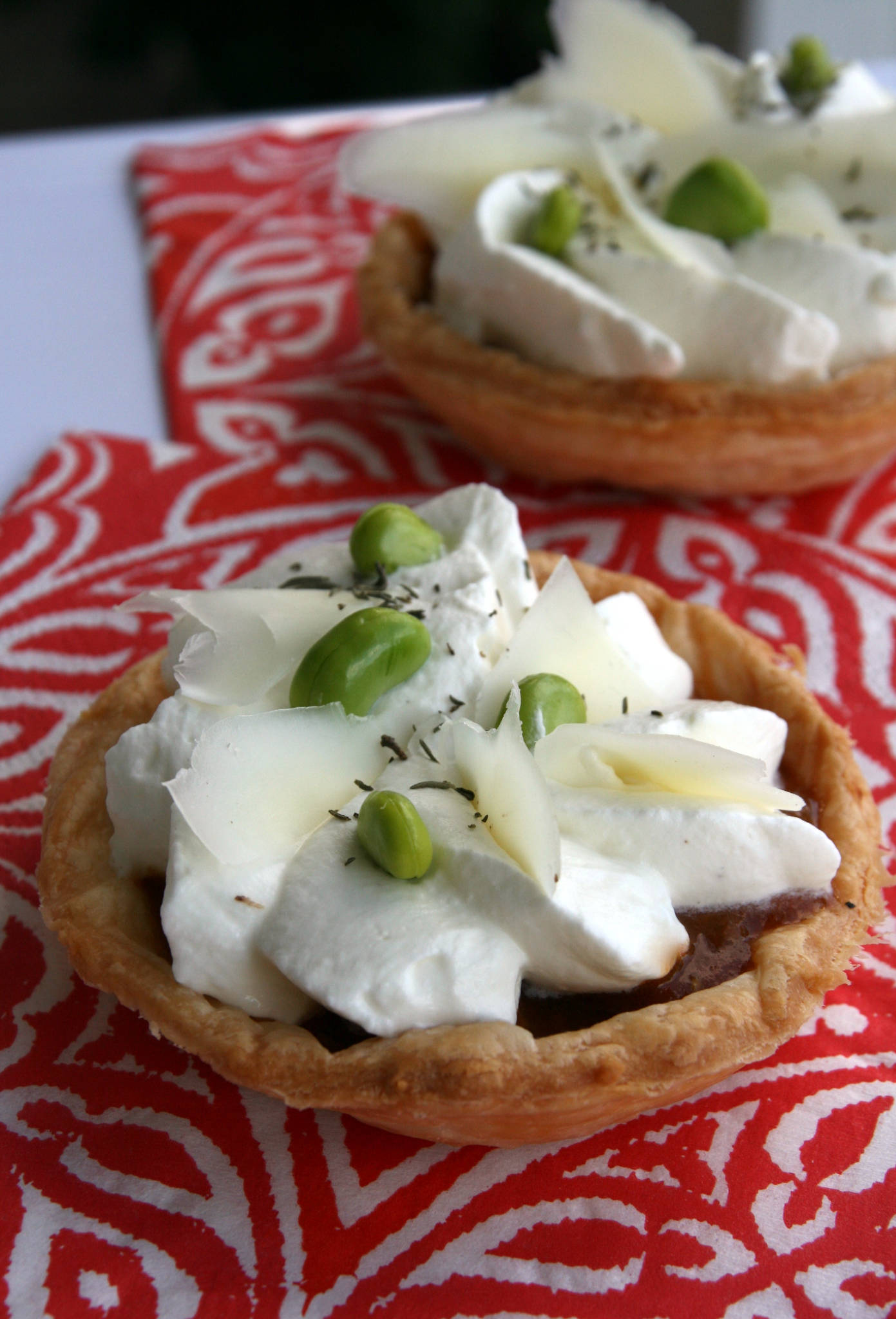 Tartelette brebis aux tomates-cerises confites et fèves