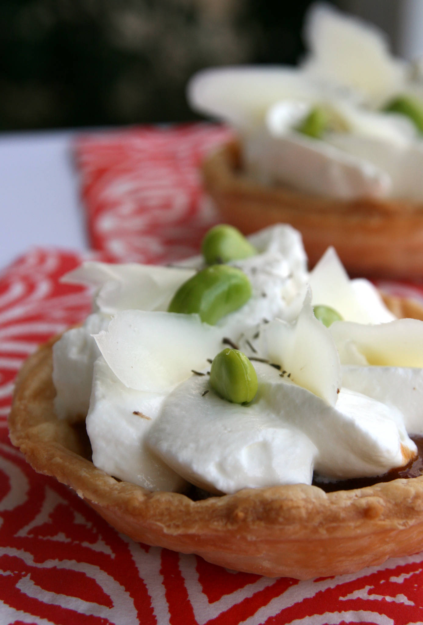 Tartelette brebis aux tomates-cerises confites et fèves