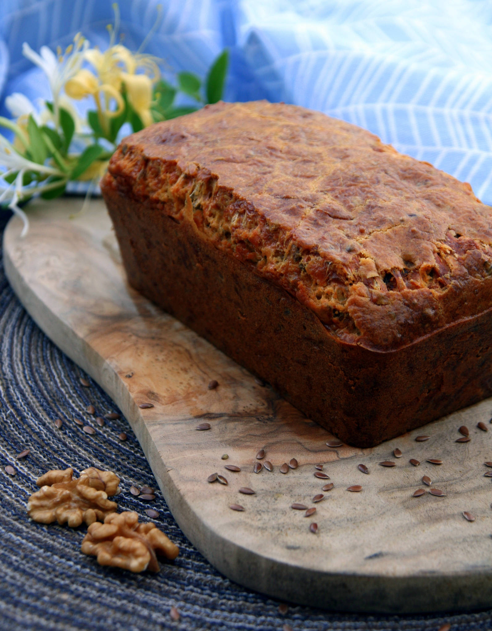 Cake au bleu, aux noix et au miel, graines de lin et muscade