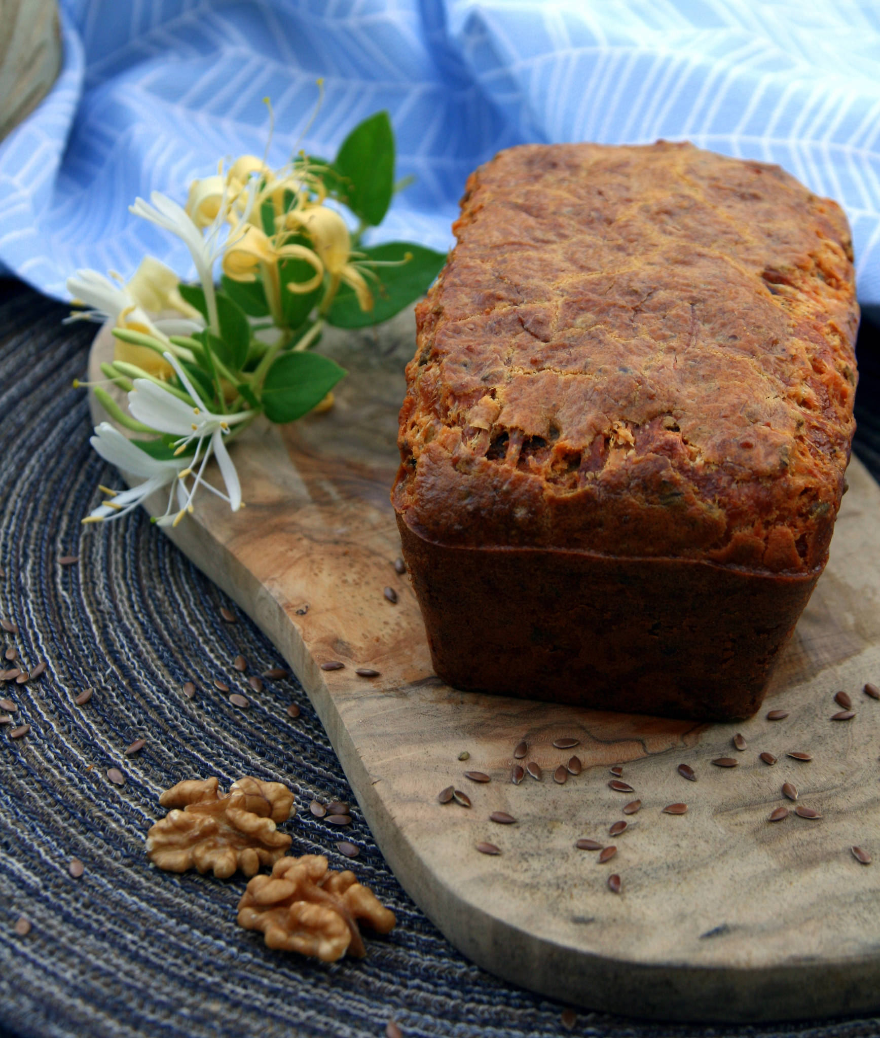 Cake au bleu, aux noix et au miel, graines de lin et muscade