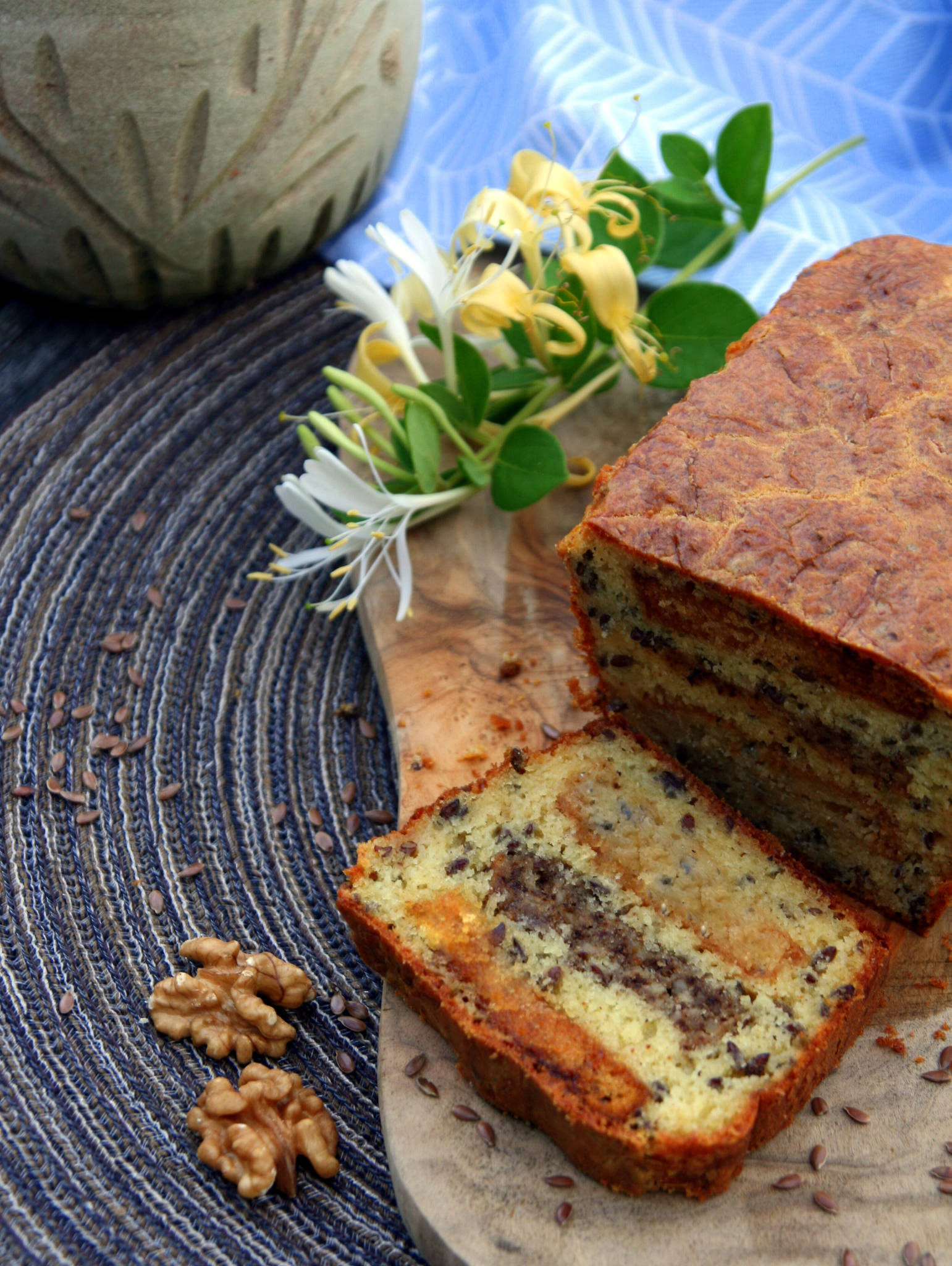 Cake au bleu, aux noix et au miel, graines de lin et muscade