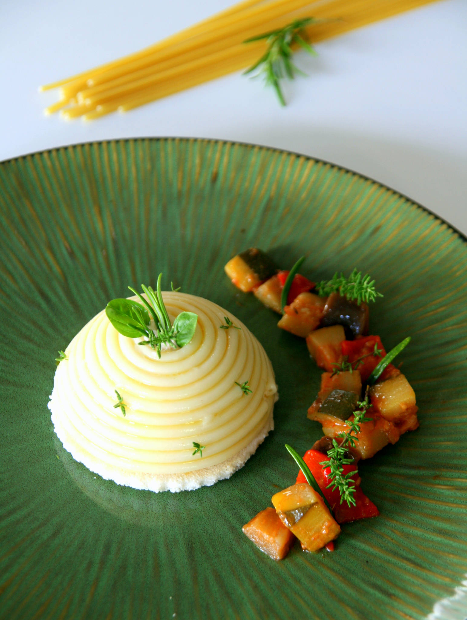 Chaud-froid de ratatouille et bucatini Barilla, coeur coulant à l'oeuf