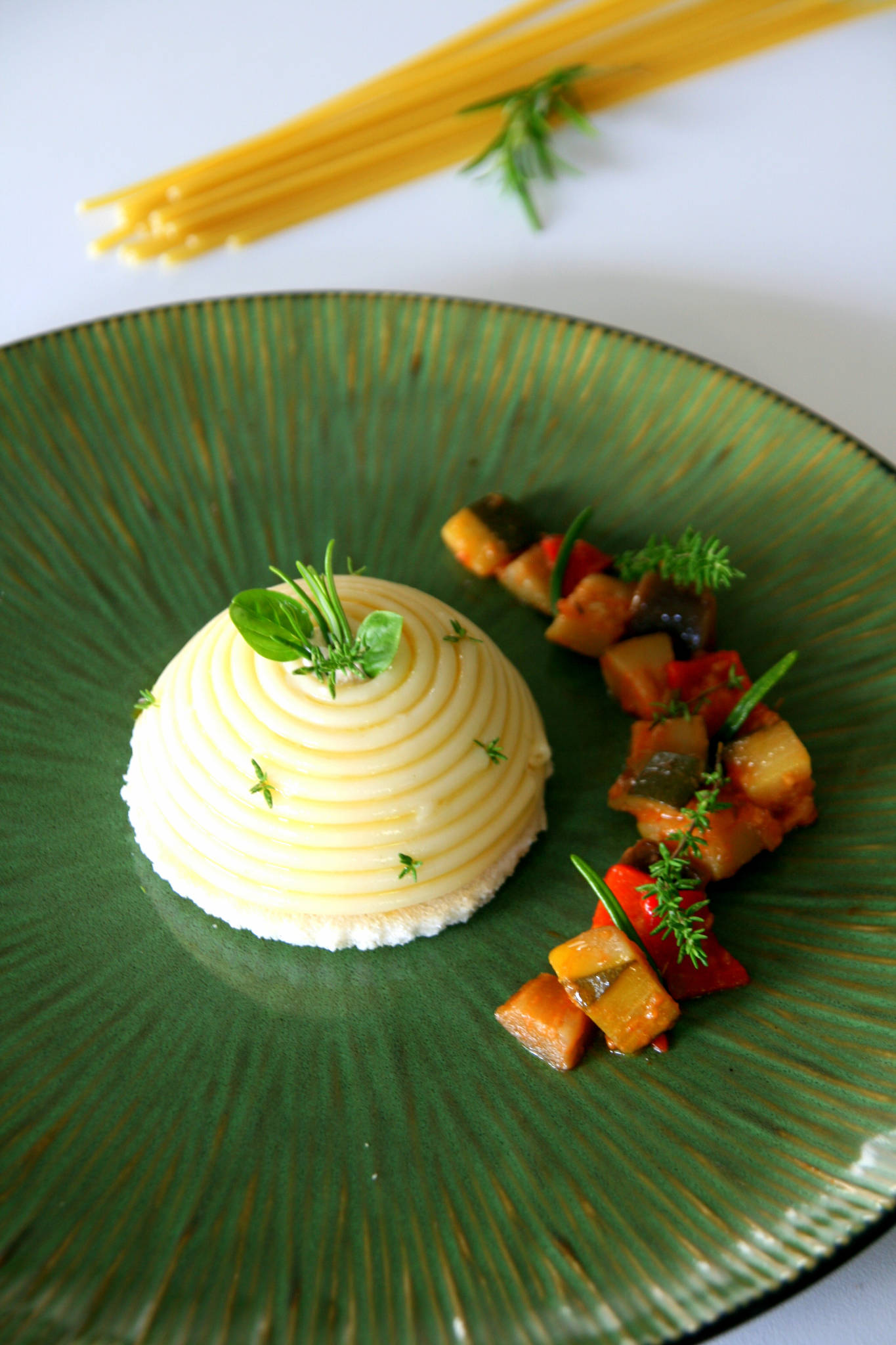 Chaud-froid de ratatouille et bucatini Barilla, coeur coulant à l'oeuf