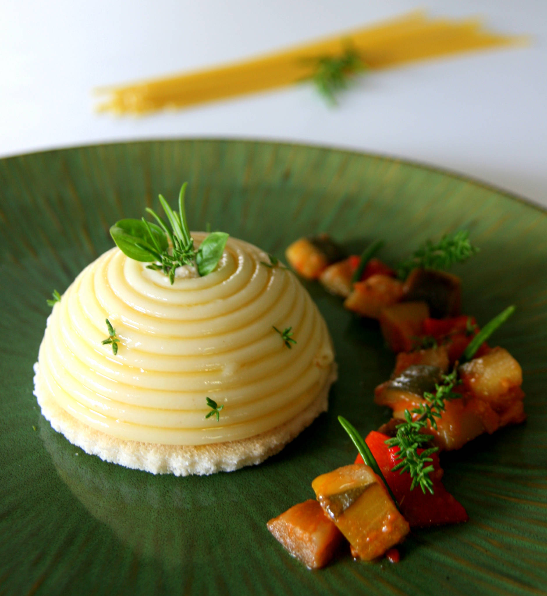 Chaud-froid de ratatouille et bucatini Barilla, coeur coulant à l'oeuf