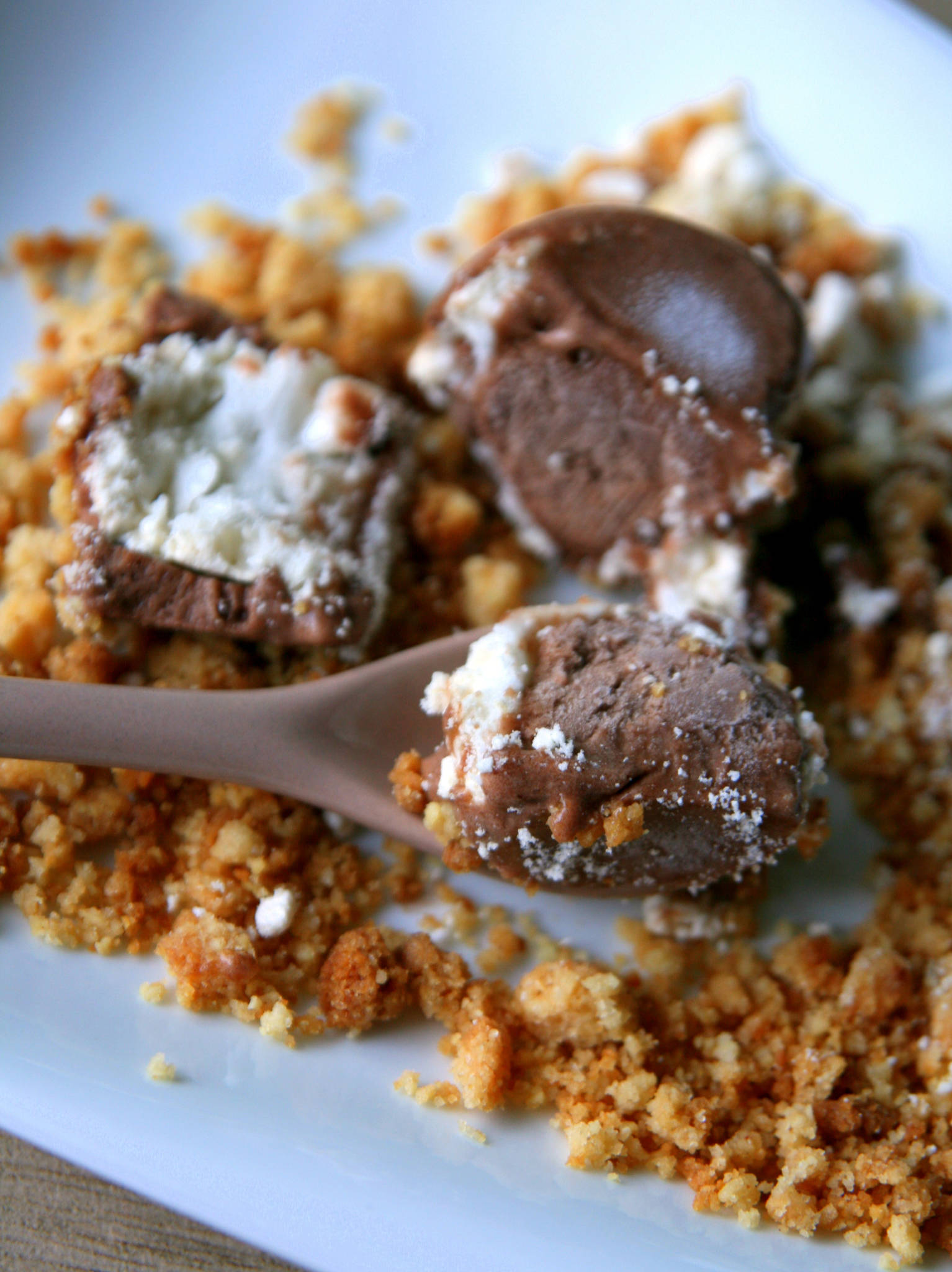 Entremets glacé aux haricots de Soissons, cacao & whisky, coeur de meringue, crumble à la muscade