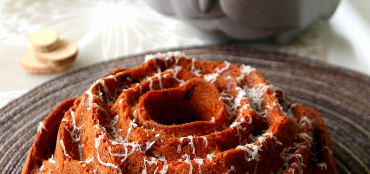 Cake apéritif au pesto, tomates séchées, olives noires et feta