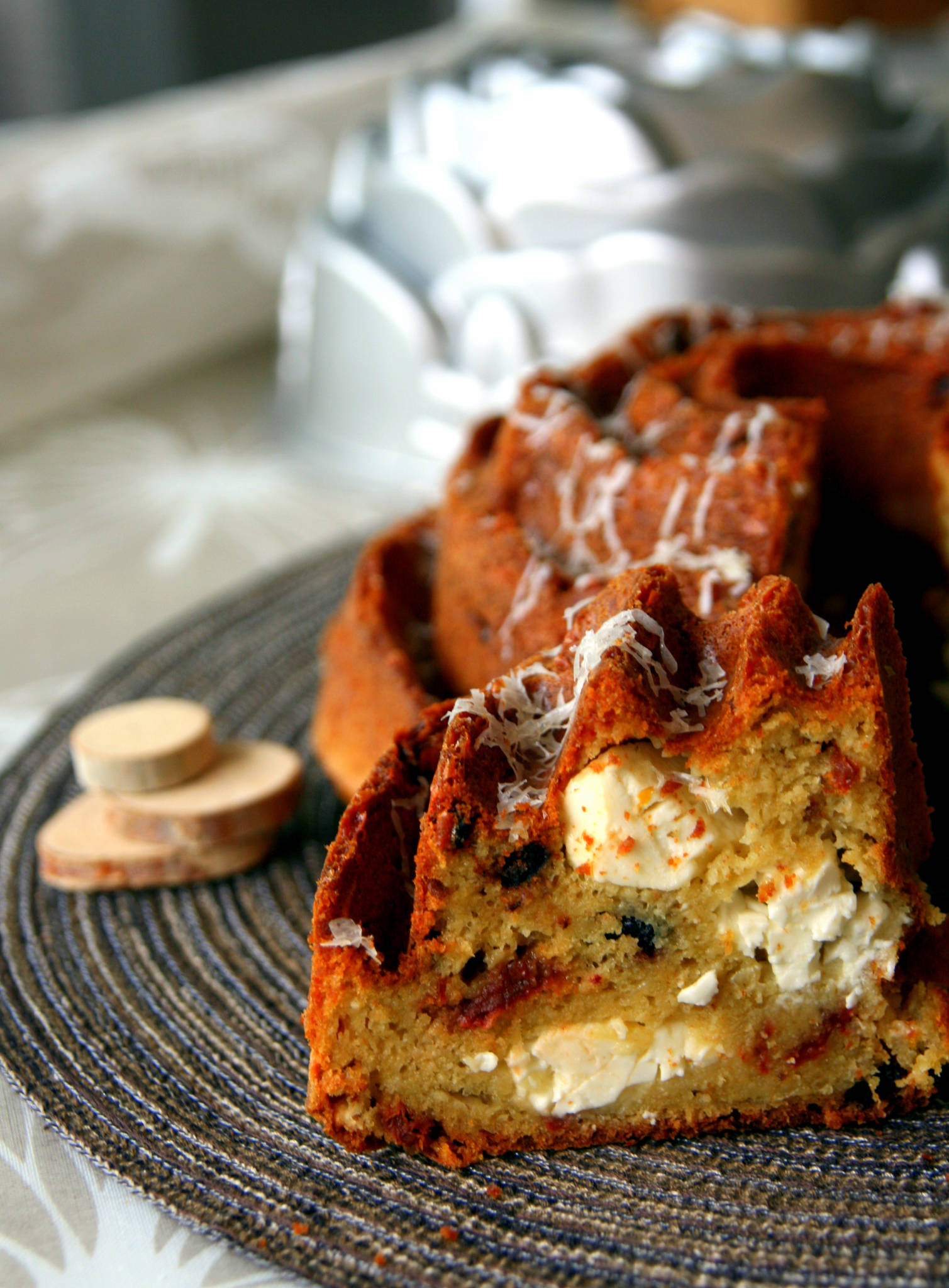 Cake apéritif au pesto, tomates séchées, olives noires et feta