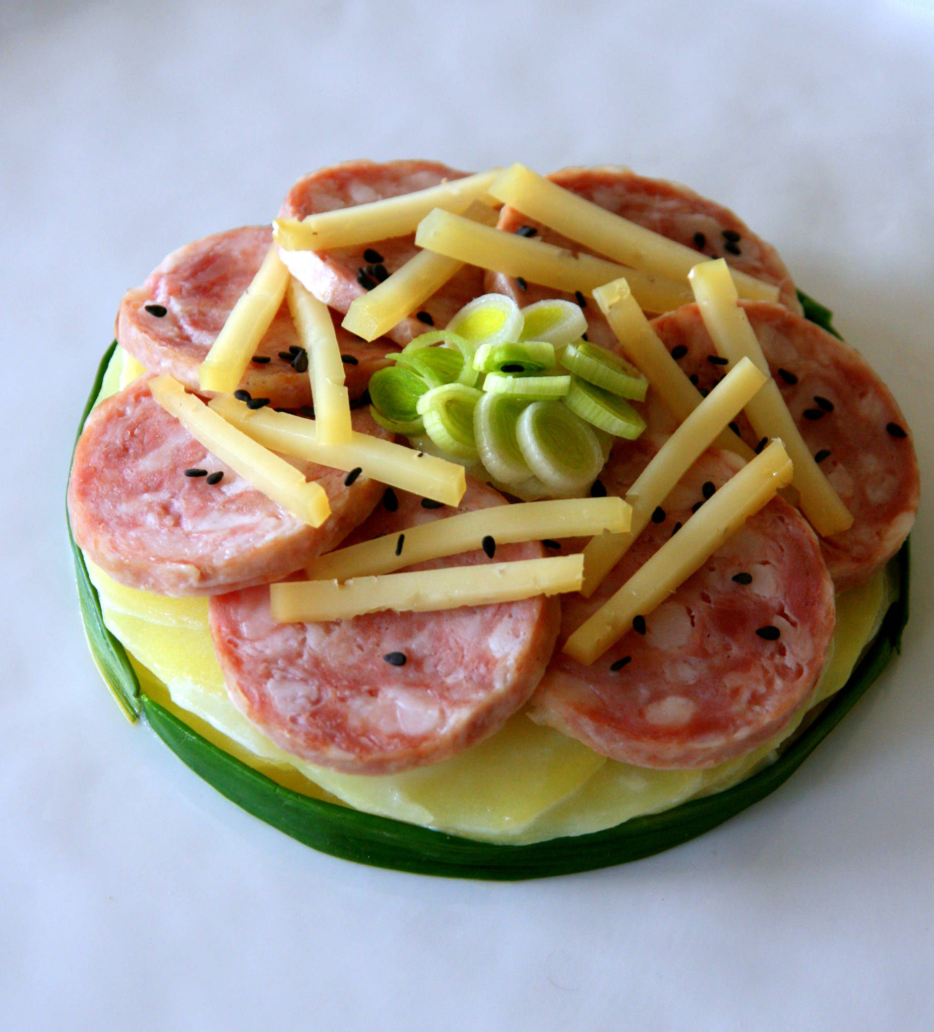 Saucisse de Morteau en rosace, pommes de terre à la Tomme de Savoie et à l'aillet