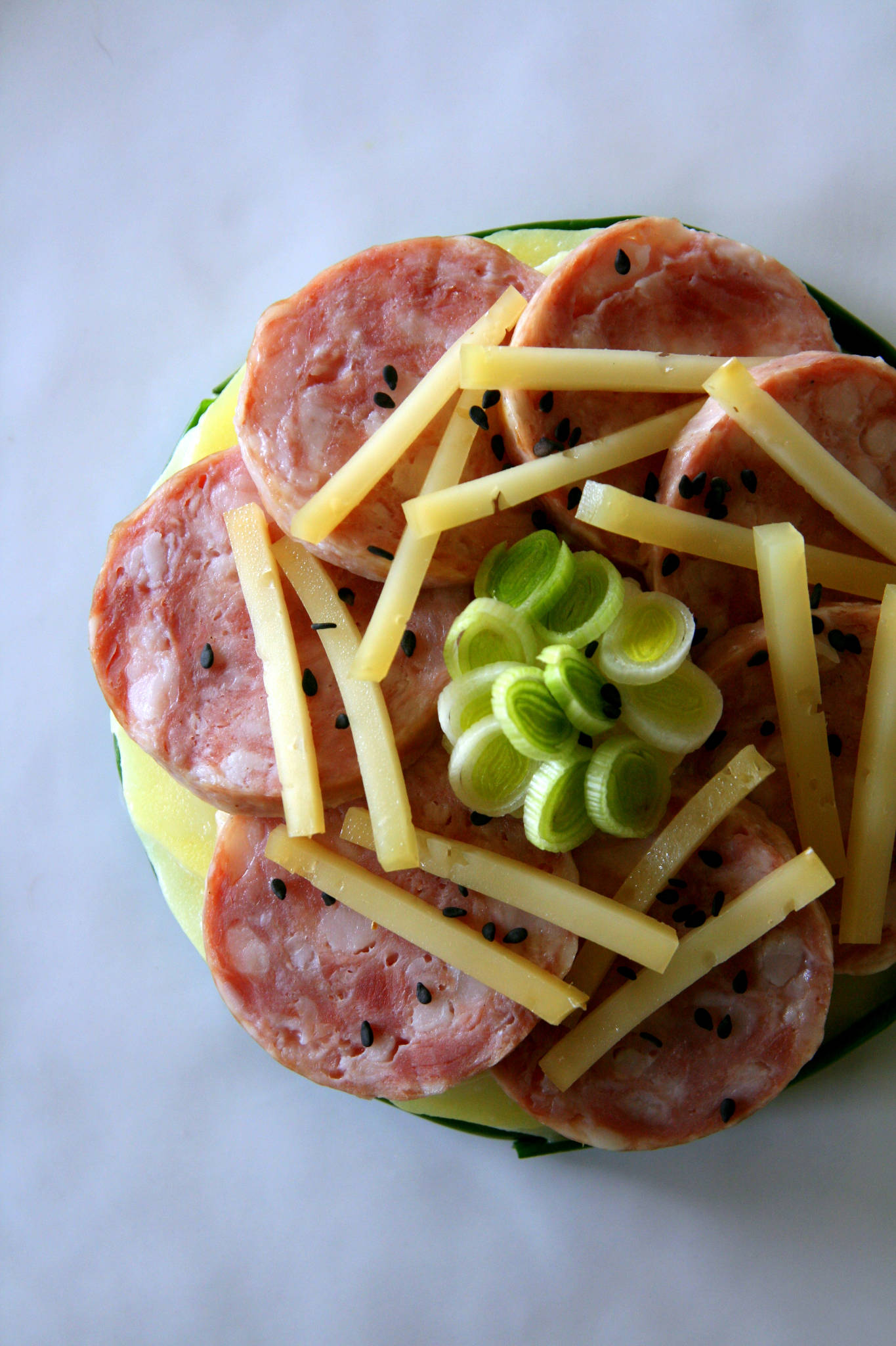 Saucisse de Morteau en rosace, pommes de terre à la Tomme de Savoie et à l'aillet