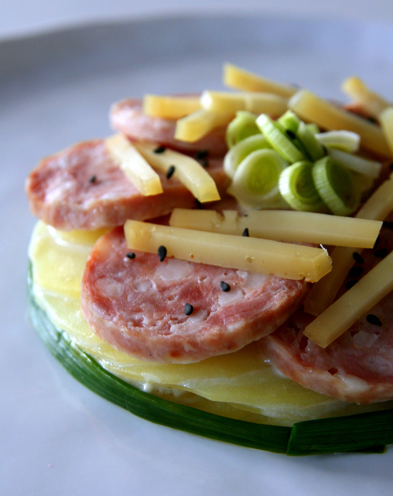 Saucisse de Morteau en rosace, pommes de terre à la Tomme de Savoie et à l'aillet