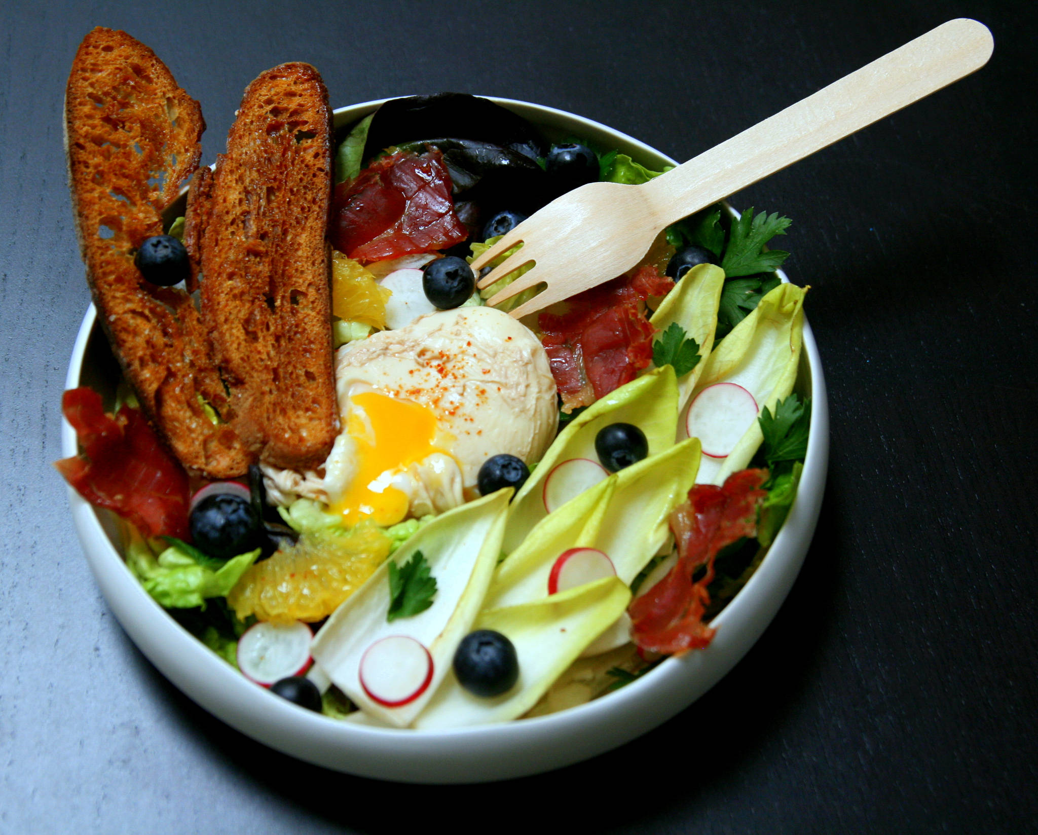 Œuf poché en bouillon et sa salade fraîcheur de fin d'hiver