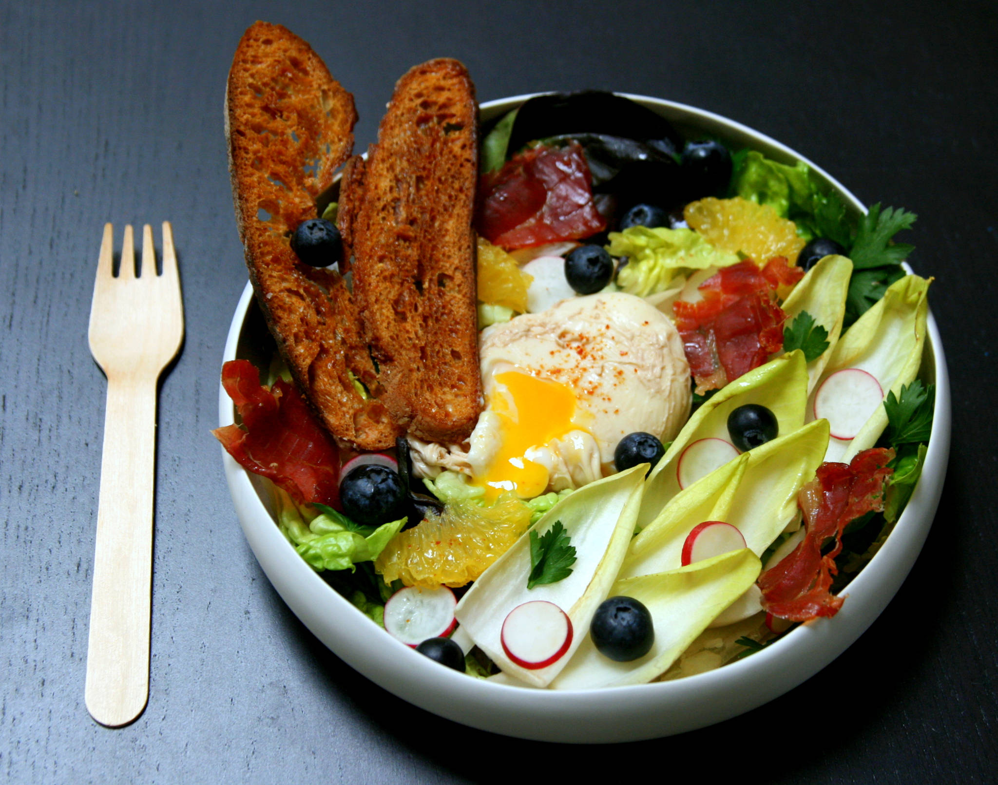 Œuf poché en bouillon et sa salade fraîcheur de fin d'hiver