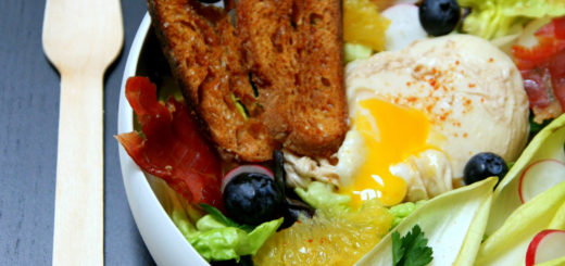 Œuf poché en bouillon et sa salade fraîcheur de fin d'hiver