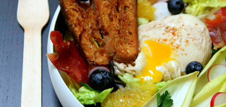 Œuf poché en bouillon et sa salade fraîcheur de fin d'hiver