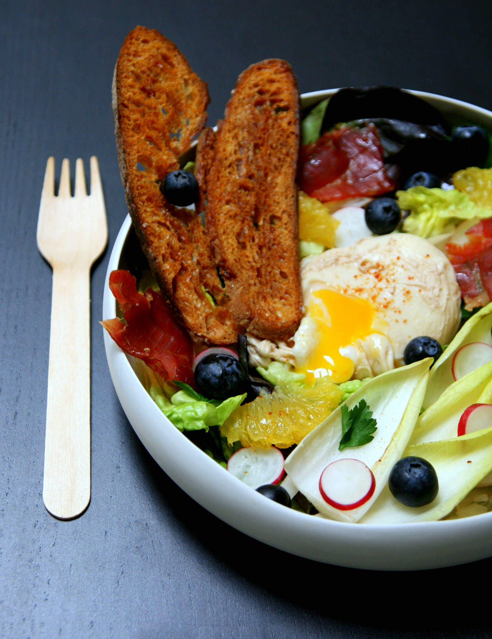 Œuf poché en bouillon et sa salade fraîcheur de fin d'hiver