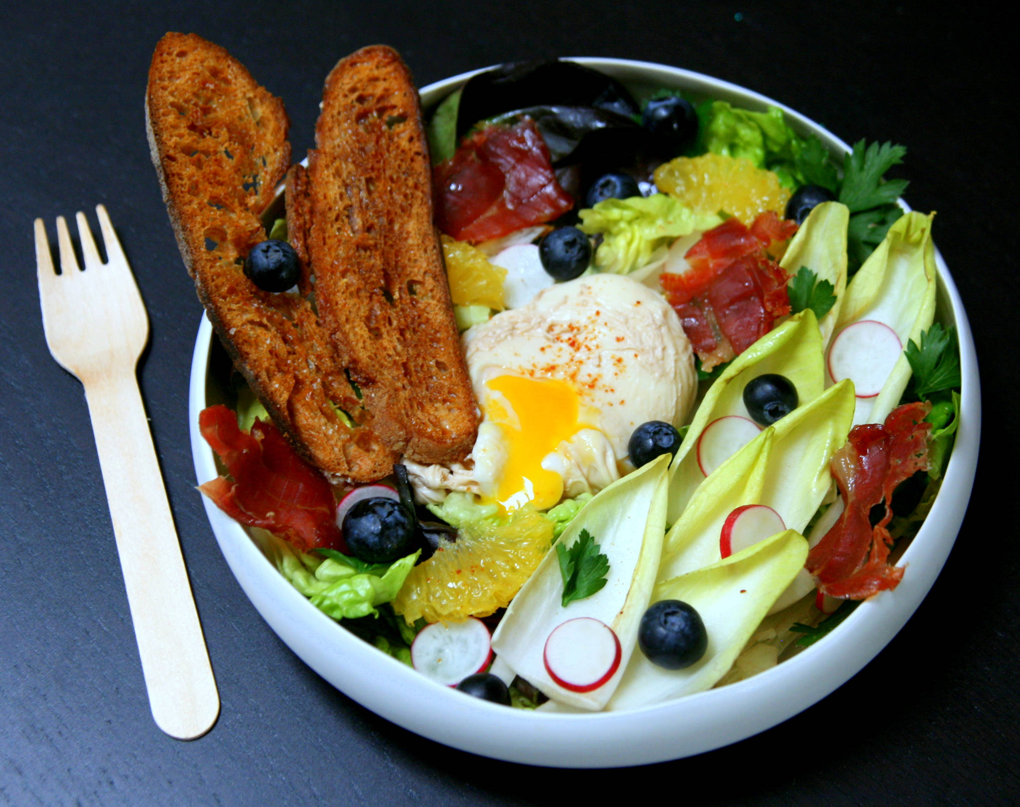 Œuf poché en bouillon et sa salade fraîcheur de fin d'hiver