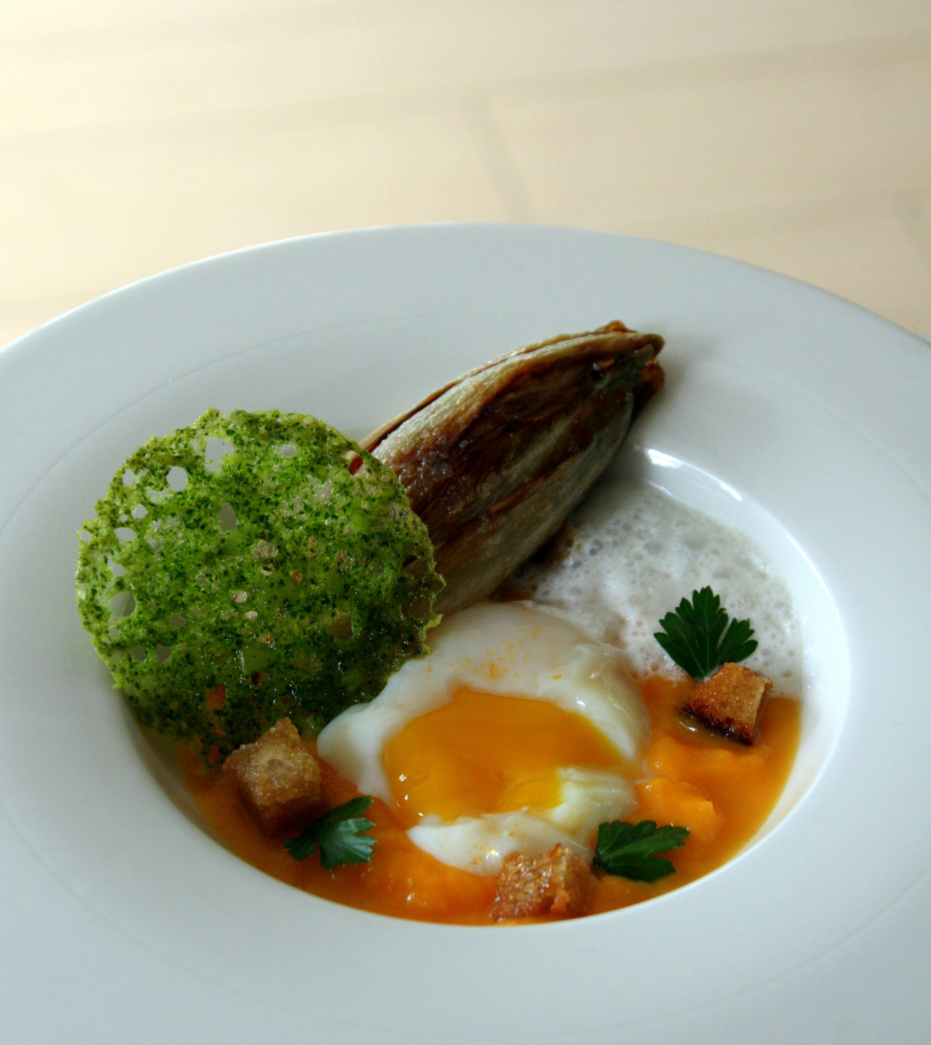 Œuf parfait sur lit de butternut, endive braisée, tuile de persil