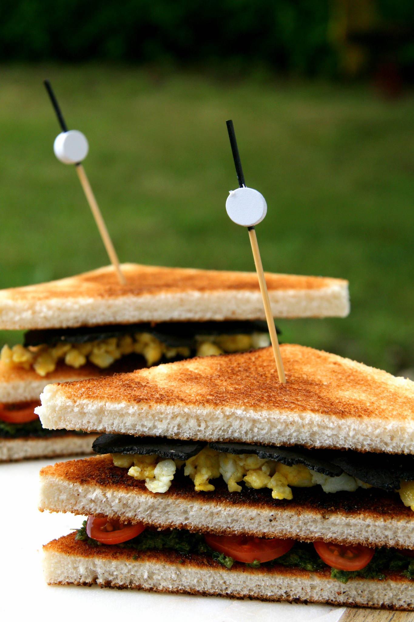 Club-sandwich brouillade d’œufs aux truffes, pesto de fanes de carottes et tomates-cerises