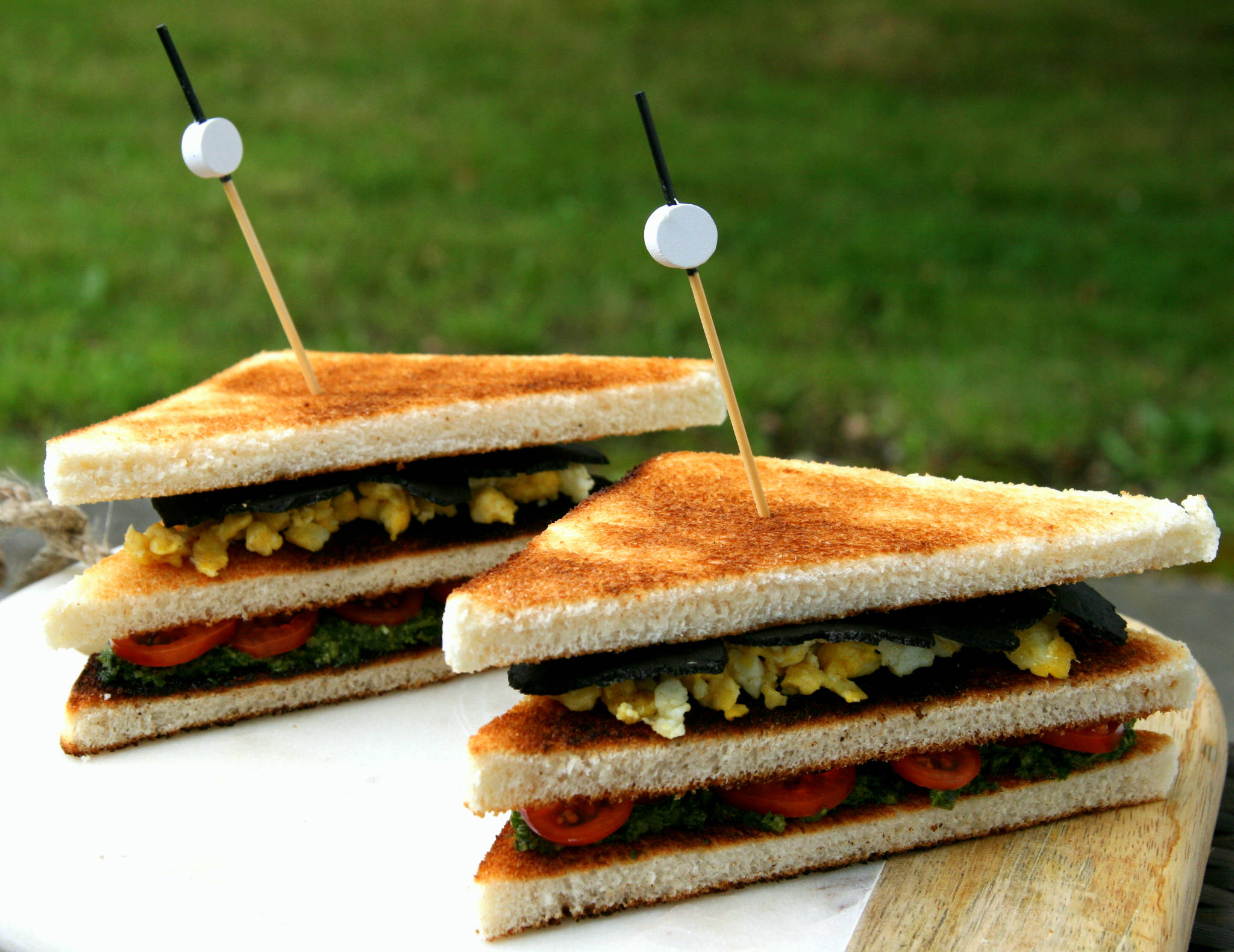 Club-sandwich brouillade d’œufs aux truffes, pesto de fanes de carottes et tomates-cerises