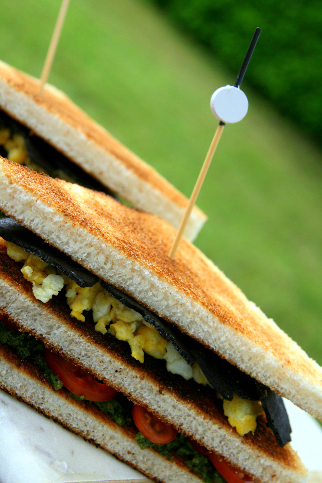 Club-sandwich brouillade d’œufs aux truffes, pesto de fanes de carottes et tomates-cerises