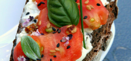 Tartine de brebis à la tomate et aux herbes du jardin