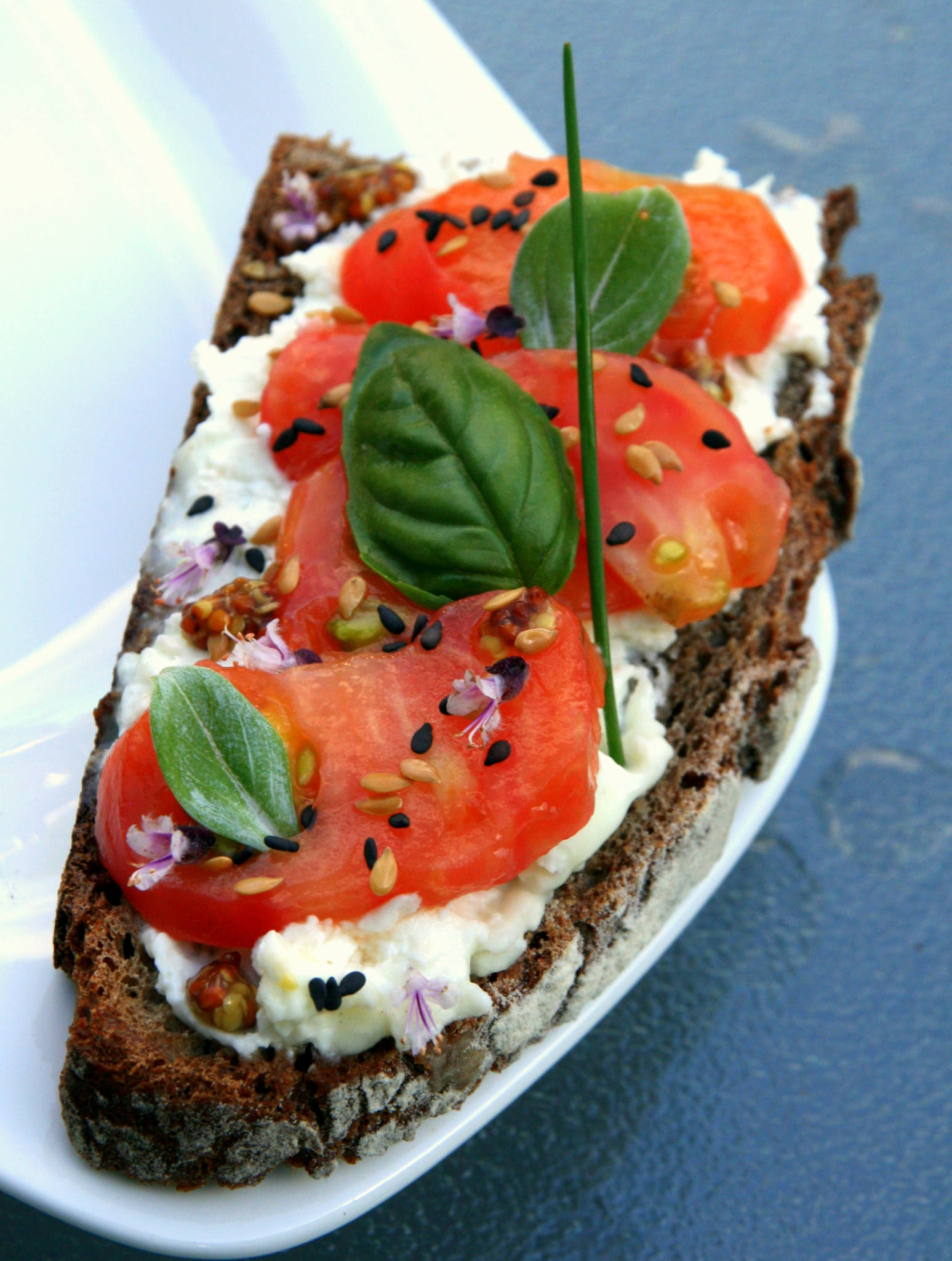 Tartine de brebis à la tomate et aux herbes du jardin