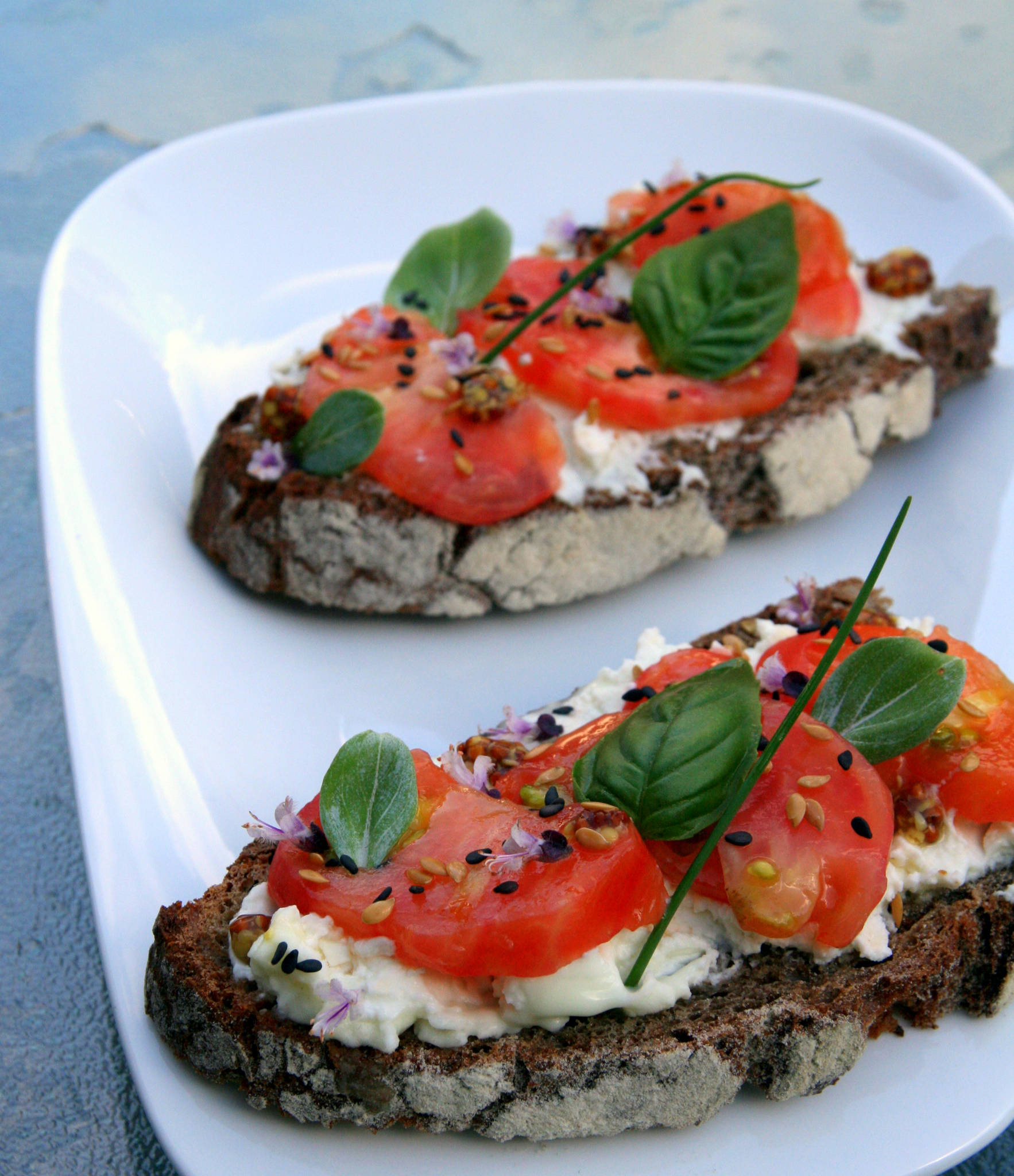 Tartine de brebis à la tomate et aux herbes du jardin