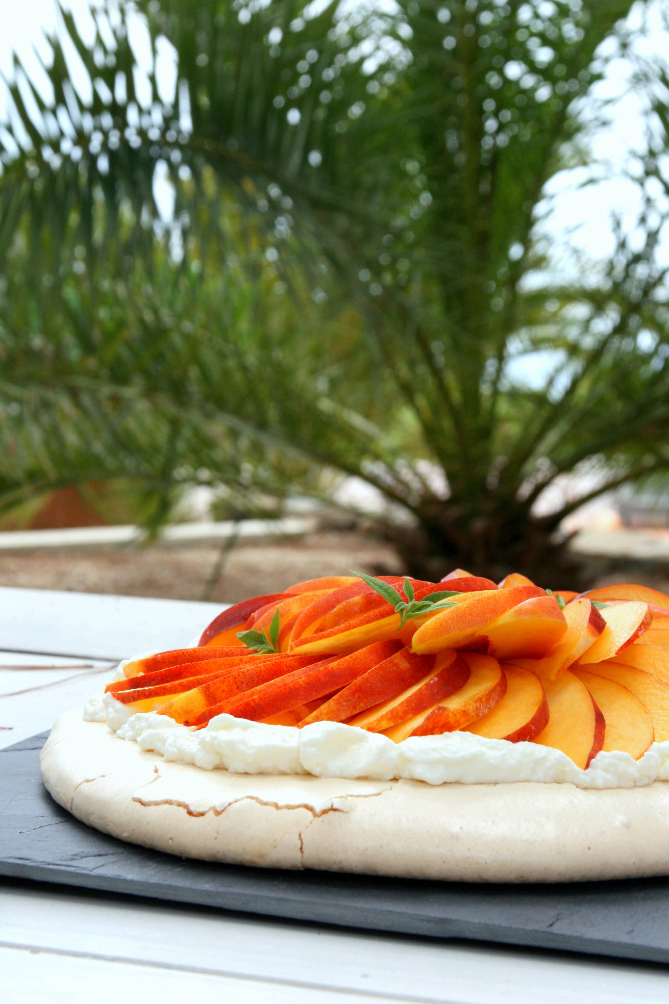 Pavlova aux nectarines jaunes