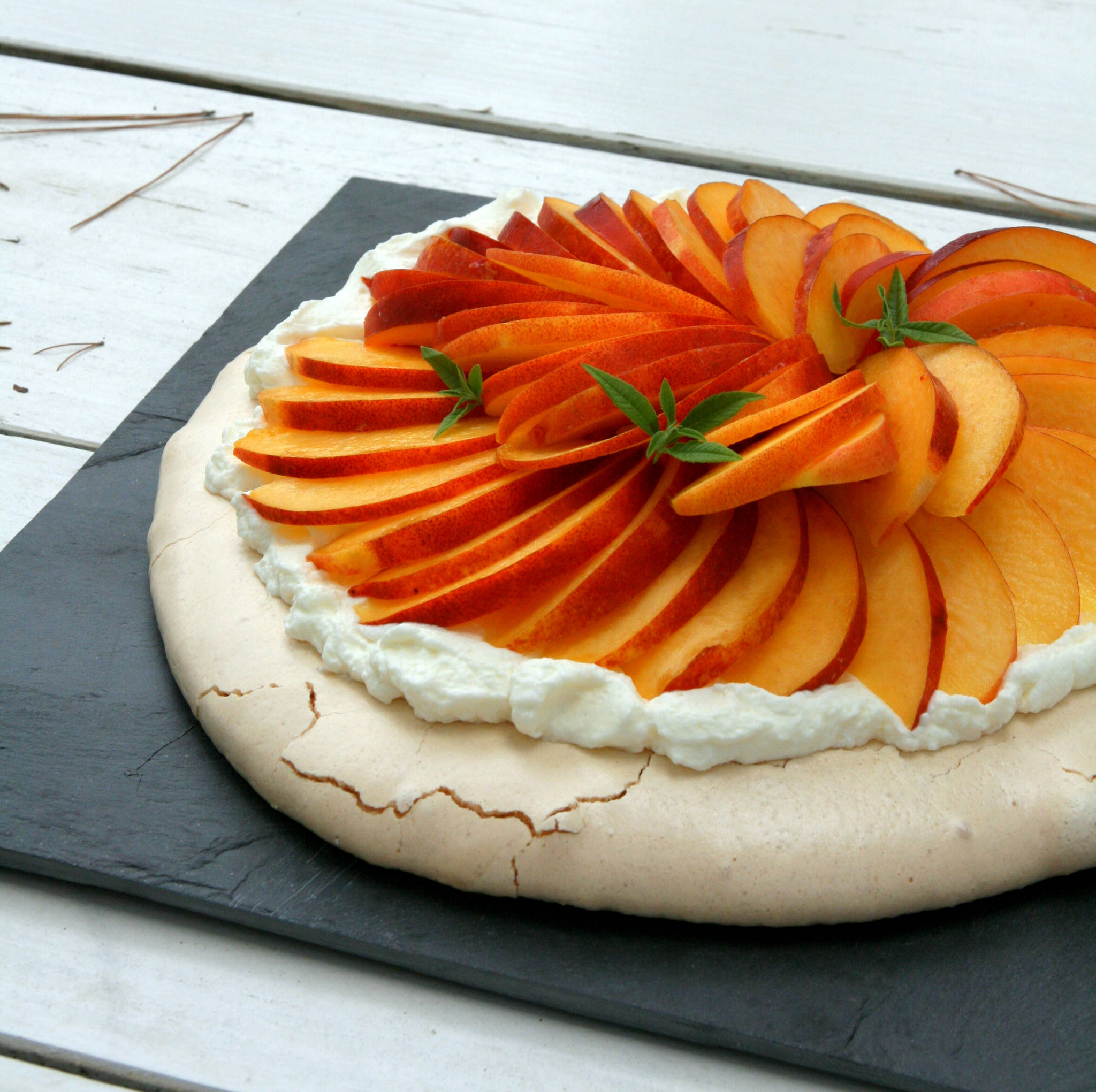 Pavlova aux nectarines jaunes