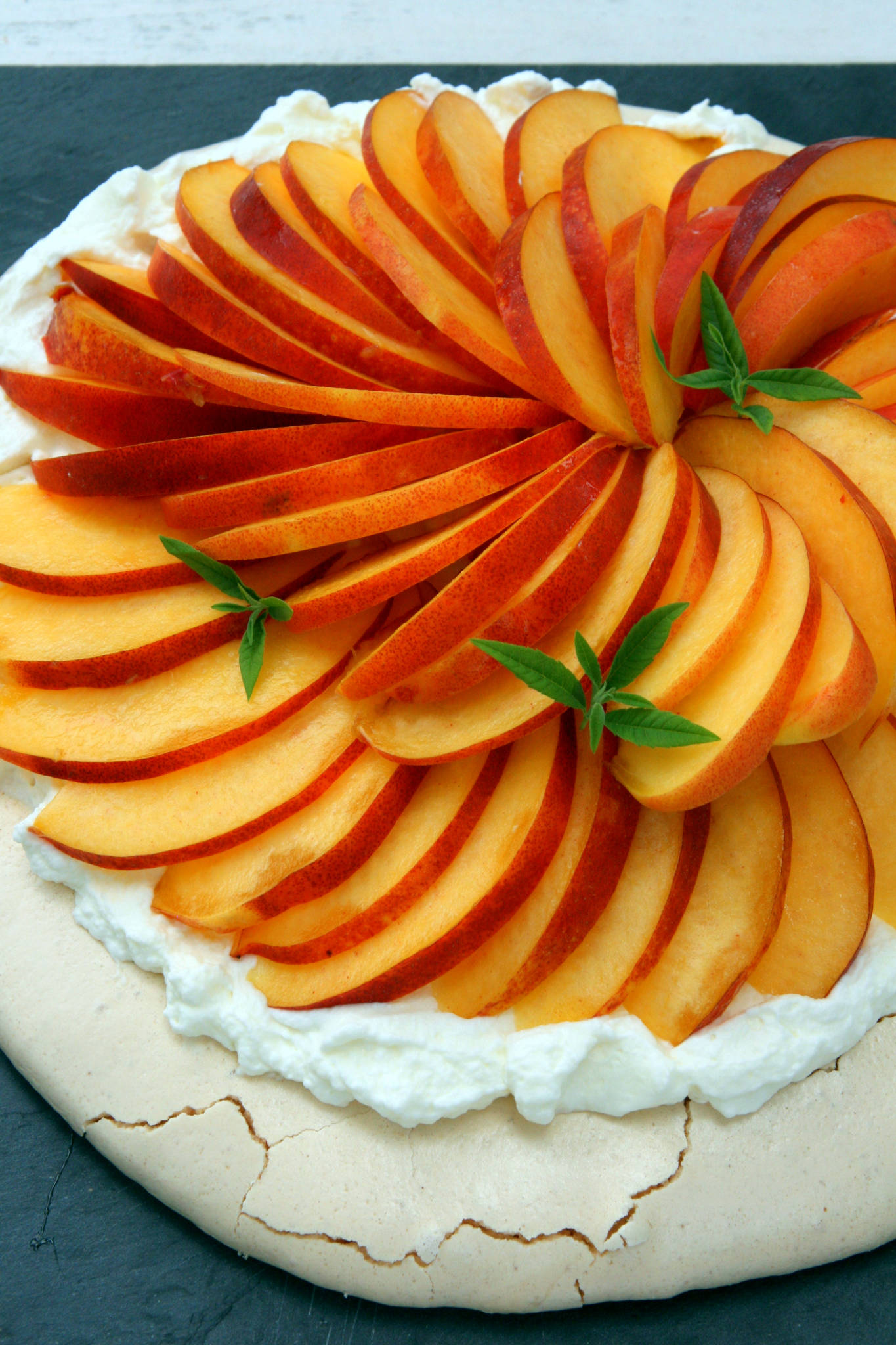 Pavlova aux nectarines jaunes