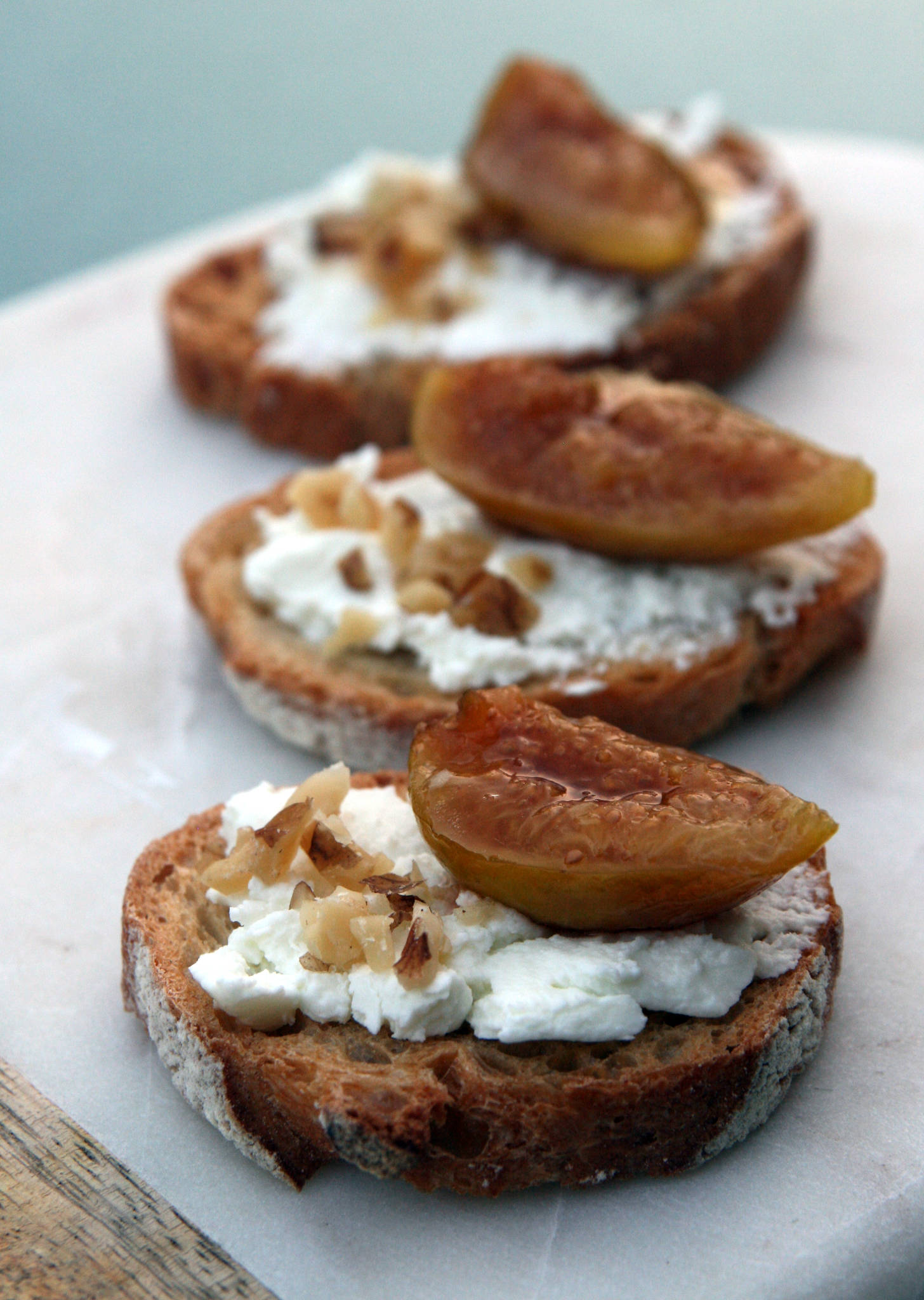 Toasts de brebis et figue rôtie au miel