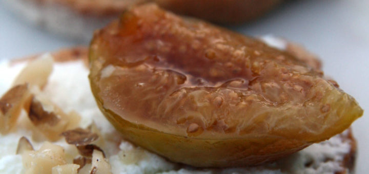 Toasts de brebis et figue rôtie au miel