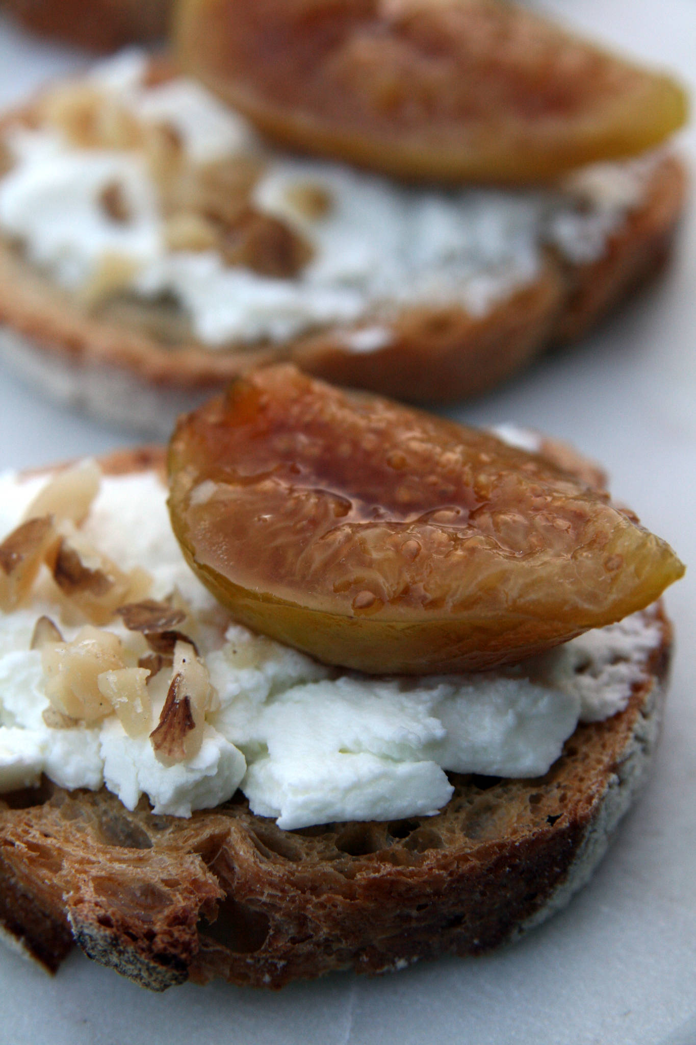 Toasts de brebis et figue rôtie au miel